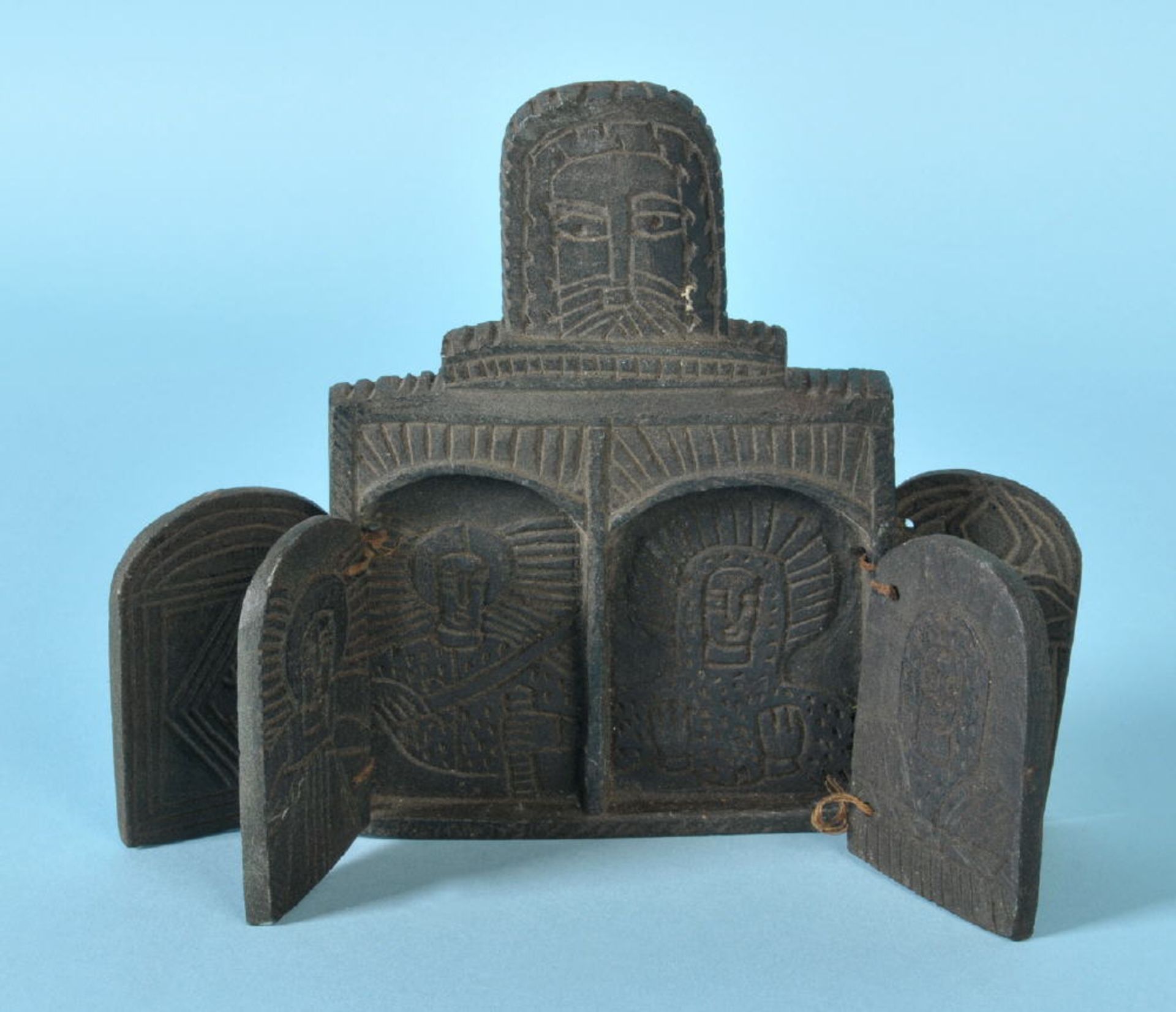 ReisealtarMetall, strukturiertes Dekor, beidseitig je 2 Flügeltüren, 14 x 9 cm, koptisch