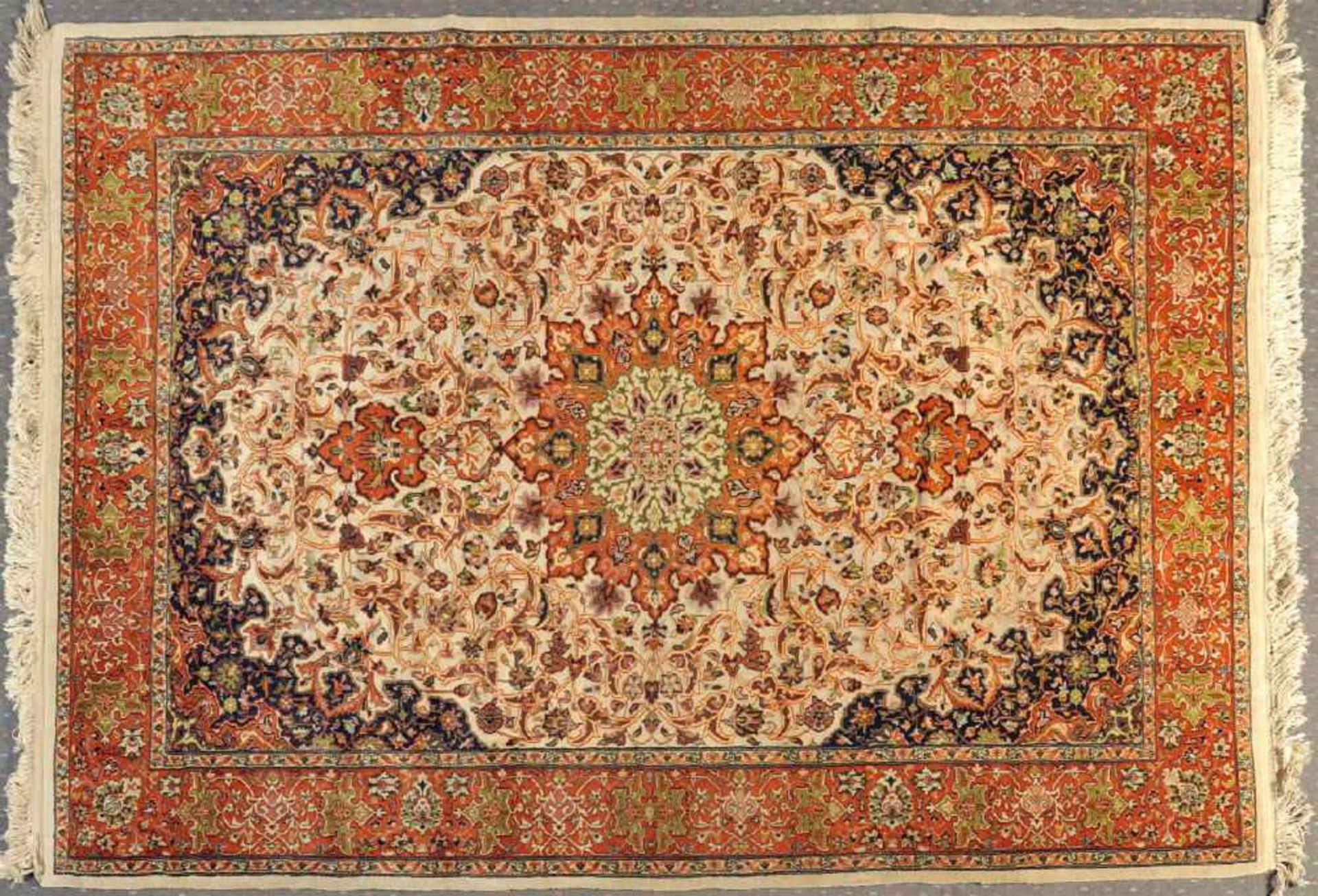 Kaschmir, 184 x 268 cmWolle mit Seide, beigegrundig, mehrfarb. Medaillon, umgeben von floralen