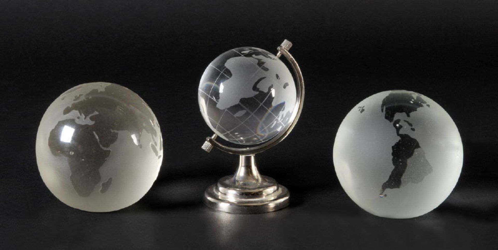 Paperweights, 3 StückKristall/Glas, geätzte Dekors als Erdkugel, 1 als Globus mit Metallständer,