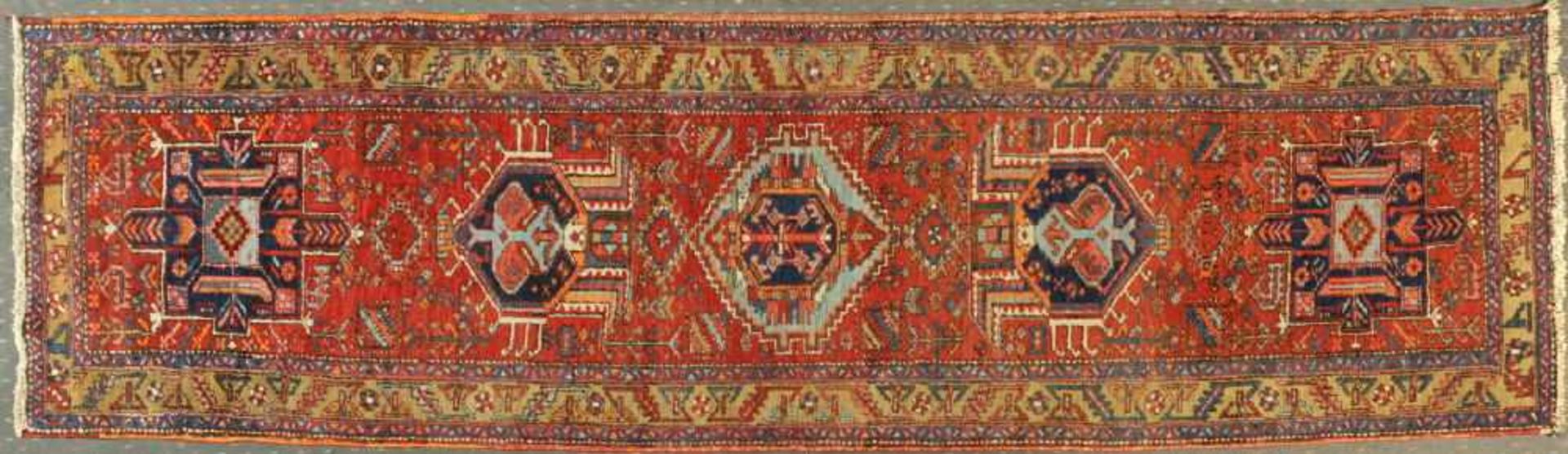 Heris-Galerie, Persien, 90 x 308 cmalt, Wolle, rotgrundig, 5 große, rustikale Motive in versch.