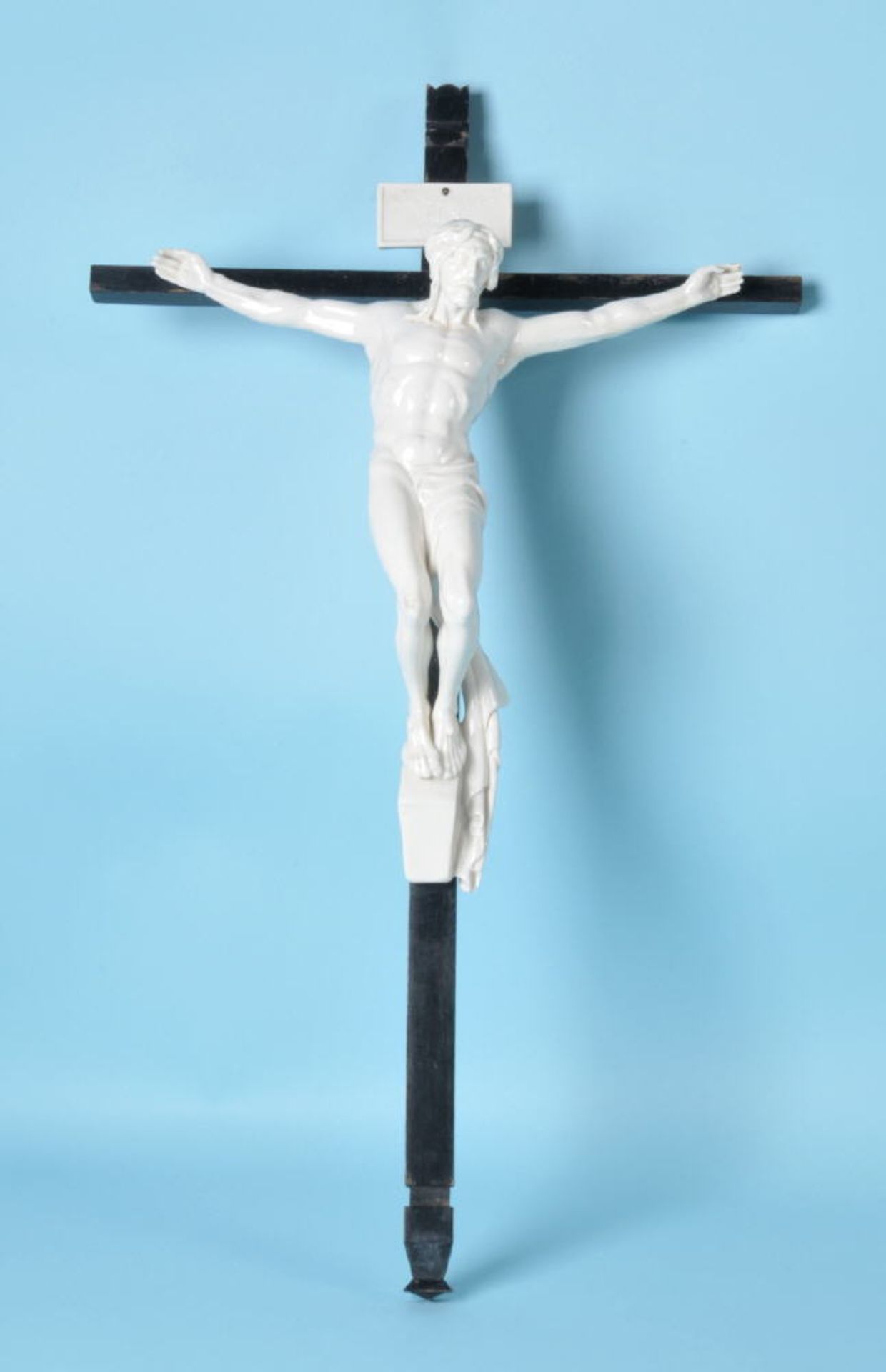 Christus-Korpus mit Kreuz "Passau"Korpus Porzellan, weiß, Kreuz Holz, ebonis., H= 65 cm, Marke