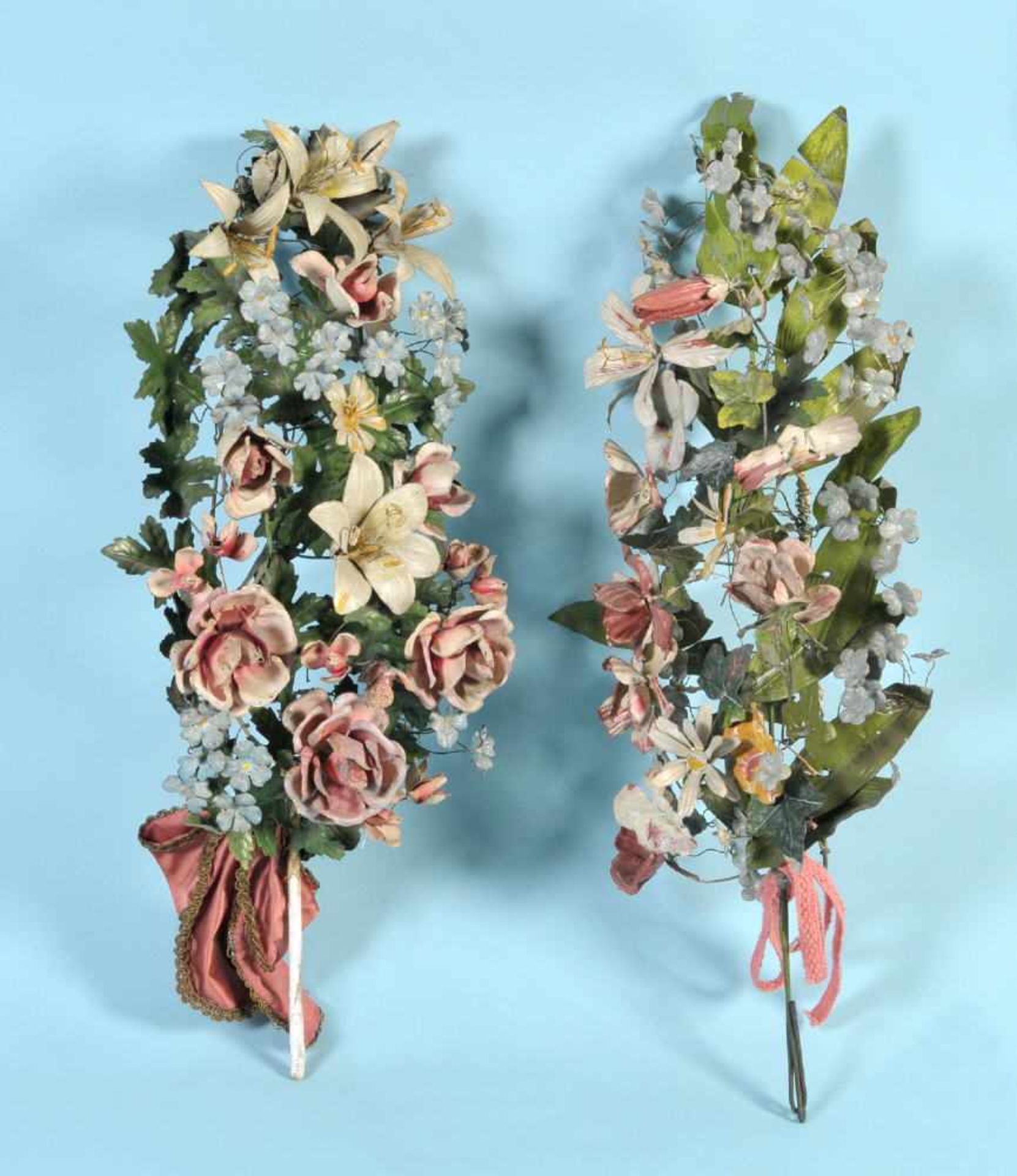 Altarblumen-PaarBlech, farbig gefasst, zahlr. Blüten u. Blätter, H= 65 cm