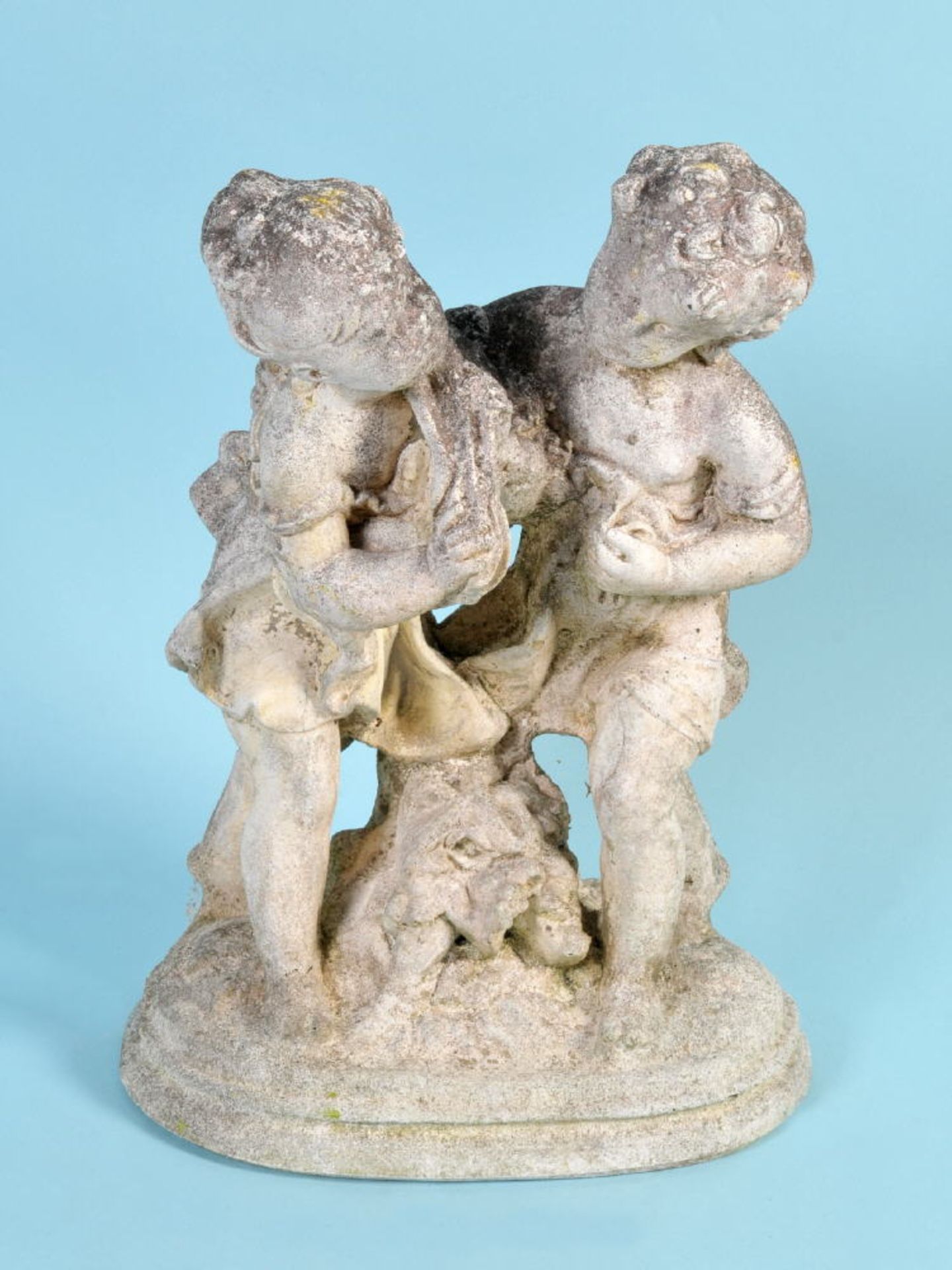 Kinder-PaarSteinguss, auf ovalem Sockel, H= 42 cm, Witterungsspuren