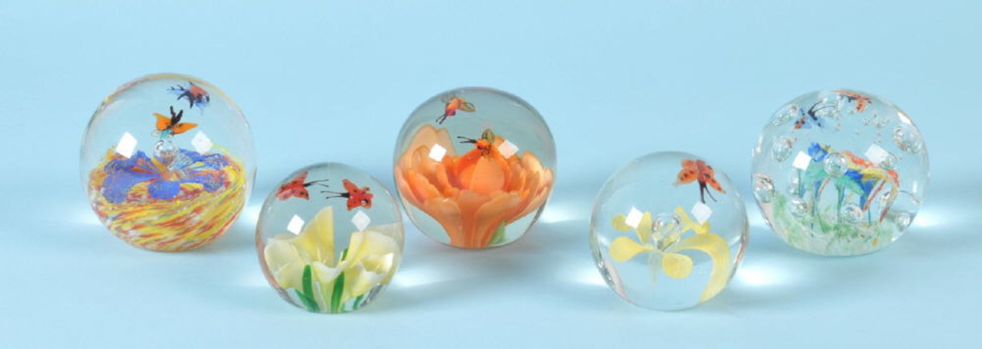 Paperweights, 5 StückKristall/Glas, eingeschlossene Dekors mit Blumen u. Schmetterlingen, Kugelform,