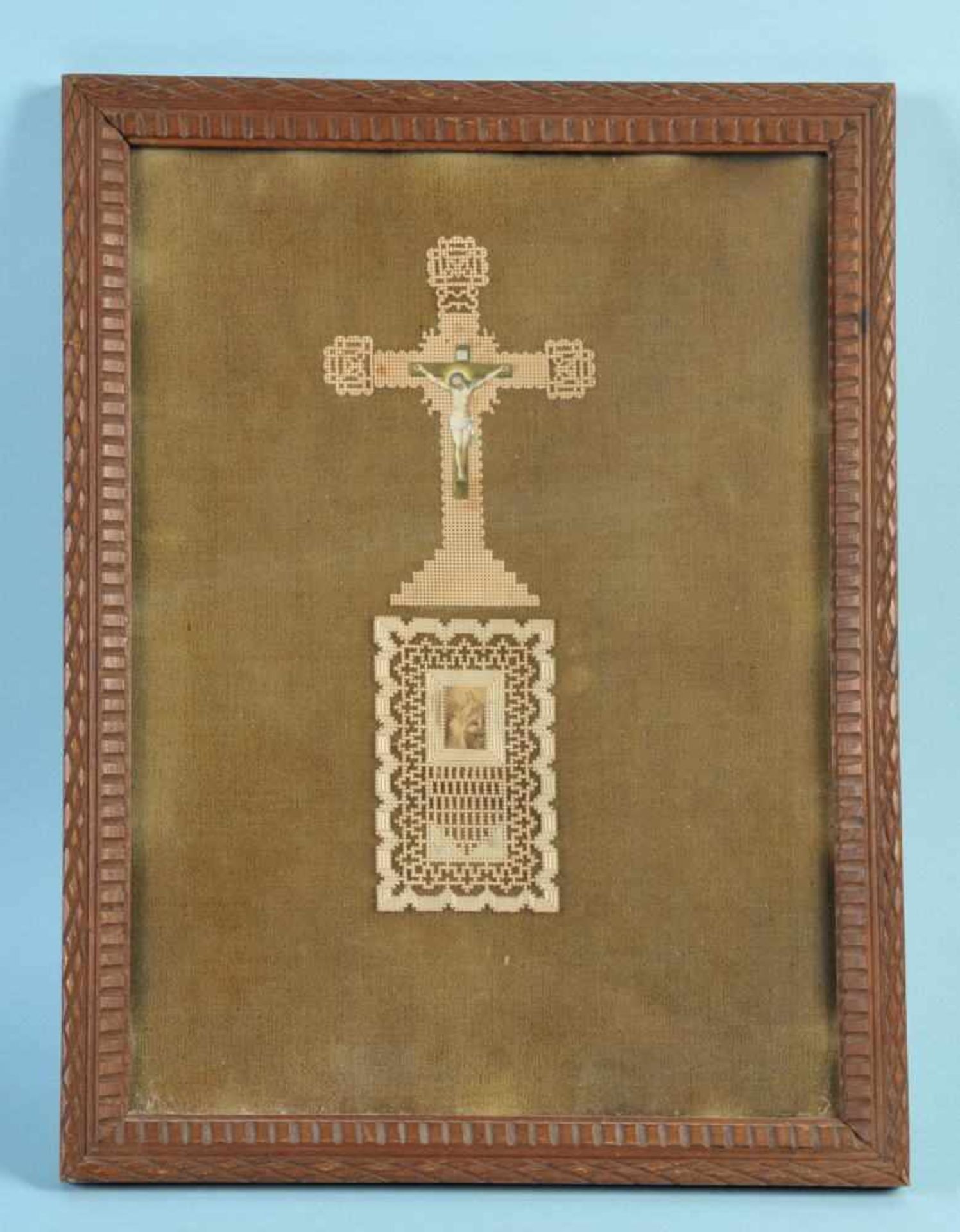 SpitzenbildchenPapier, gestanzt, teilw. aquarell., 23,5 x 9,5 cm, " Christus am Kreuz mit