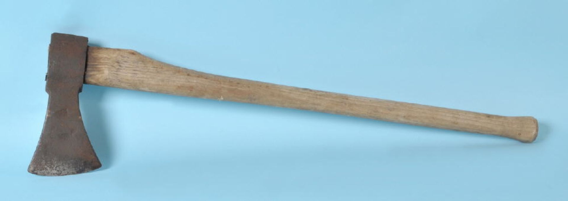 AxtSchmiedeeisen/Holz, L= 88 cm, mit Schmiedezeichen