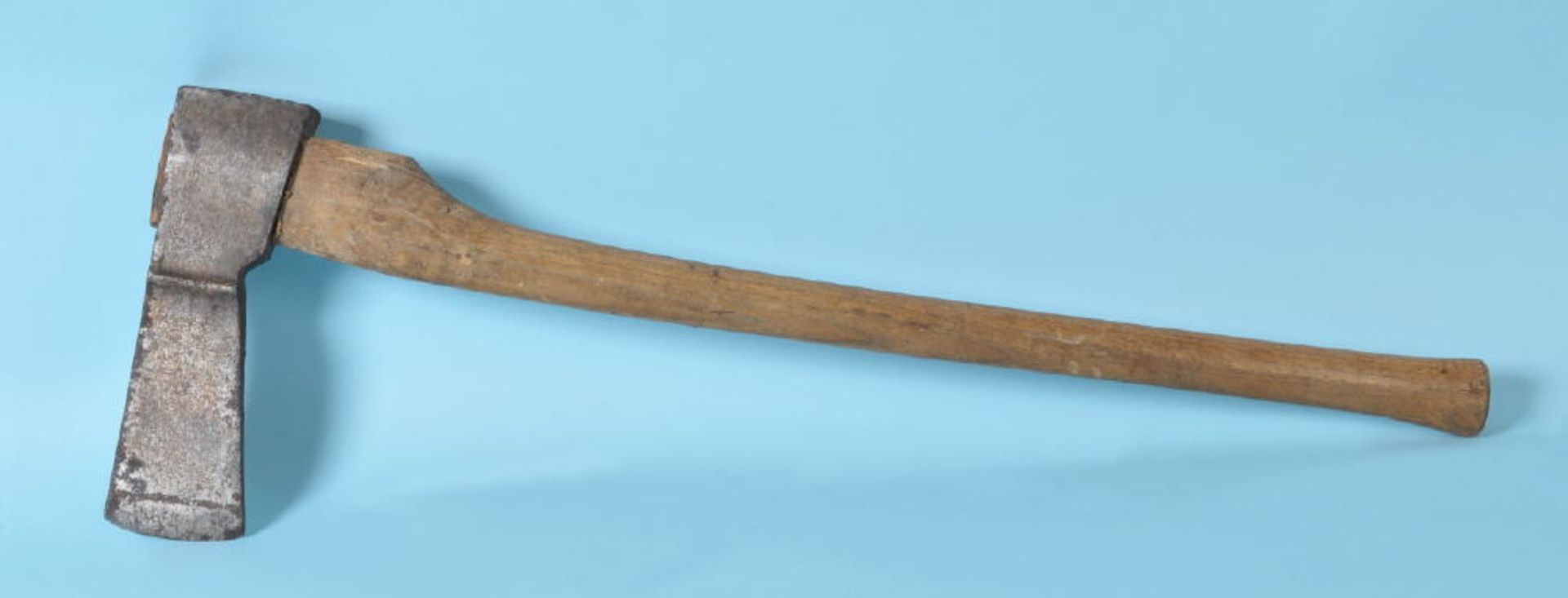 AxtSchmiedeeisen/Holz, L= 77 cm, mit Schmiedezeichen