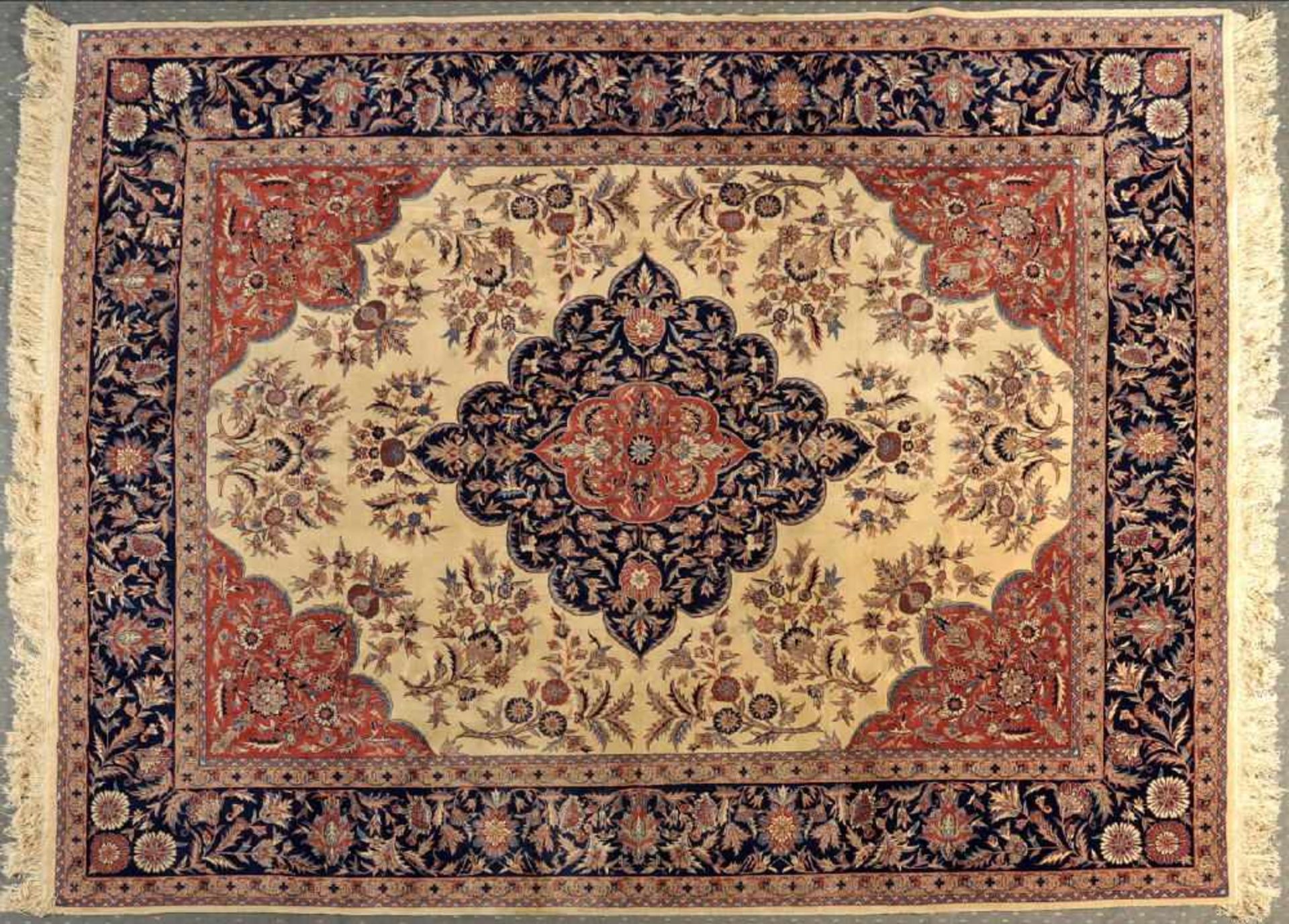 Isfahan, China, 247 x 312 cmWolle auf Seide, feine Knüpfung, beigegrundig, großes, mehrfarb.