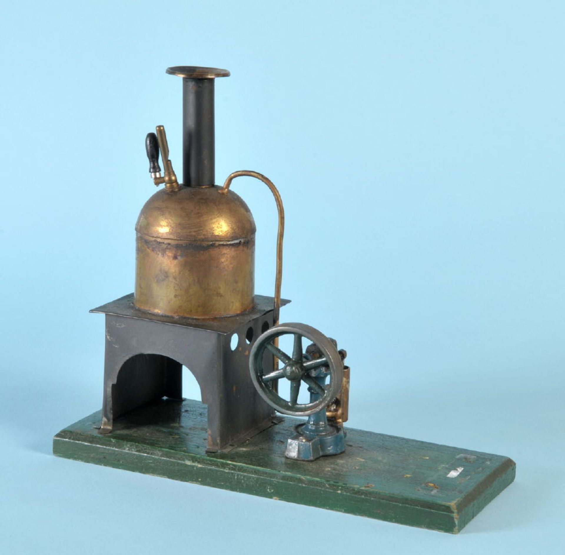 Dampfmaschine - BockdampfmaschineMetall, auf Holzplatte, 22,5 x 25 x 10 cm, um 1900, nicht kpl.