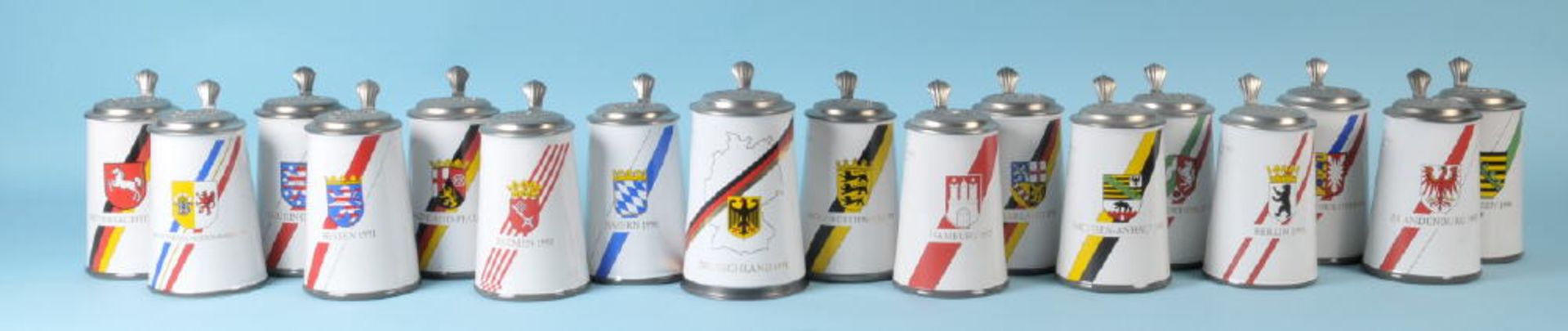 Bierkrüge mit Zinndeckeln, 17 Stück "Henninger-Bräu"Steinzeug, farbige Dekors mit den Wappen der