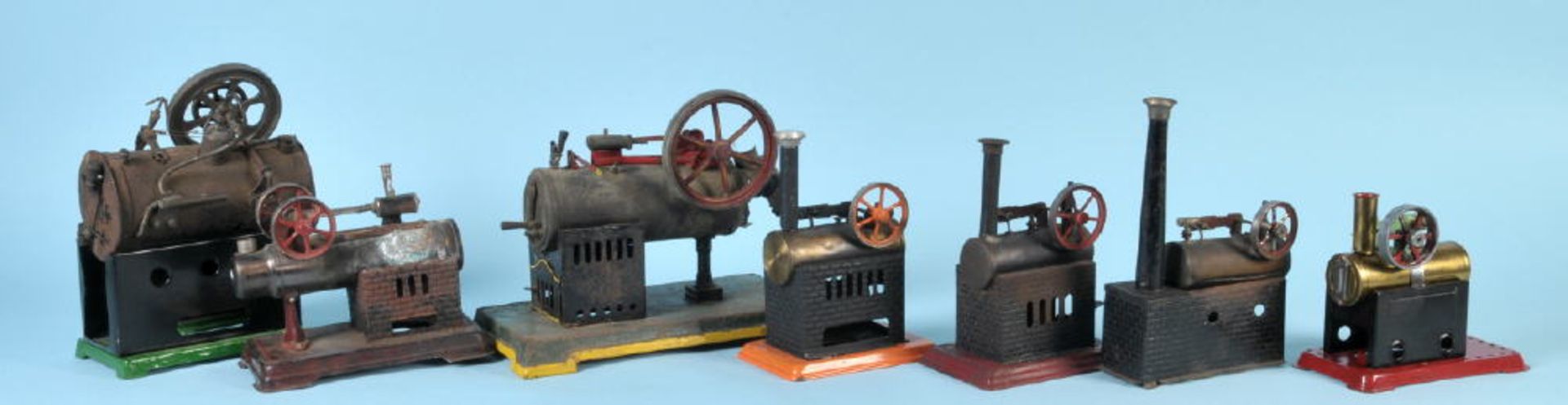 Dampfmaschinen, 7 StückMetall, auf Sockelplatte, H= 16-27 cm, nicht kpl., teilw. besch./korrodiert