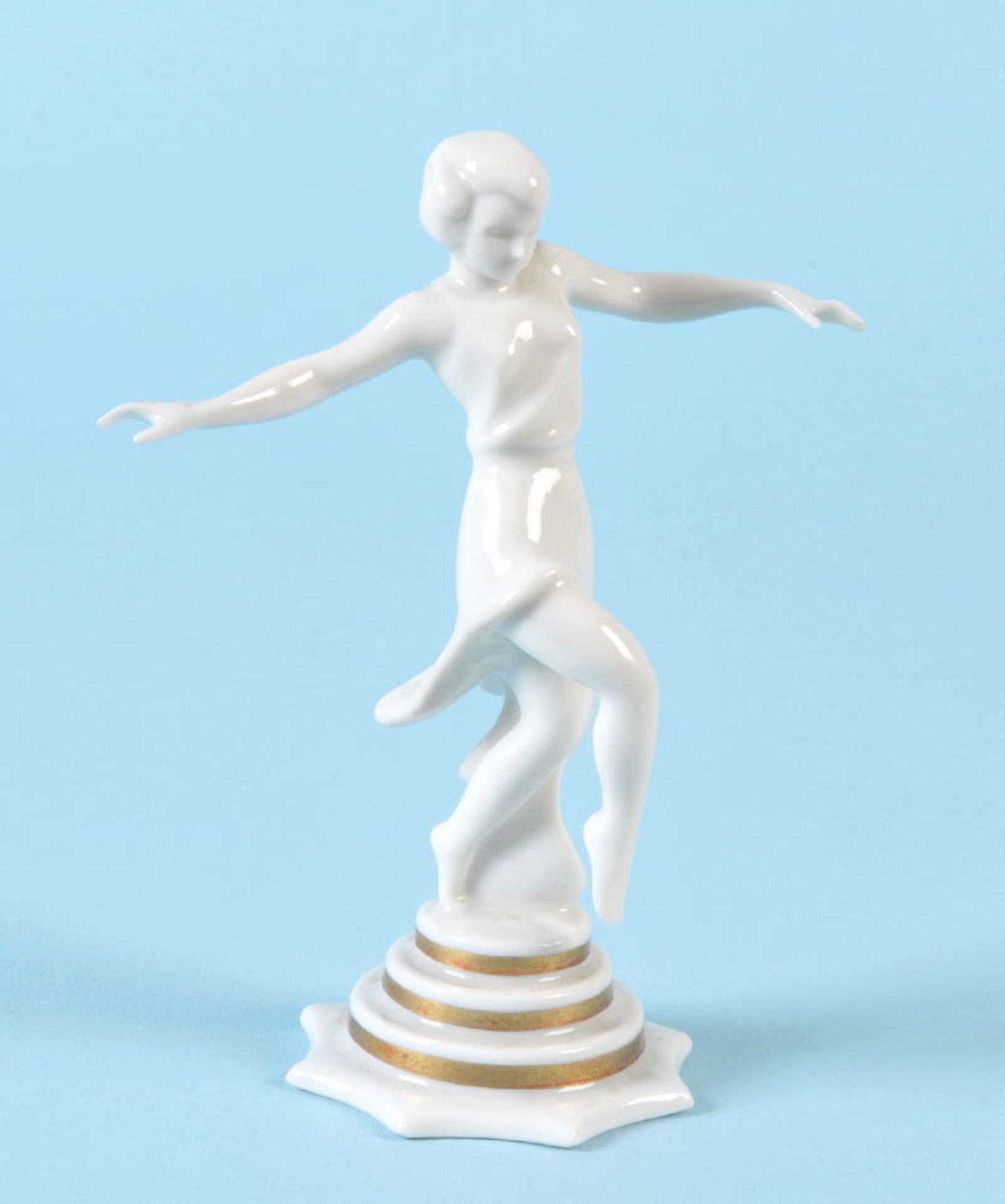 Figur - Tänzerin "Hutschenreuther, Selb"Porzellan, weiß, auf gestuftem Sockel mit Golddekor, H= 13