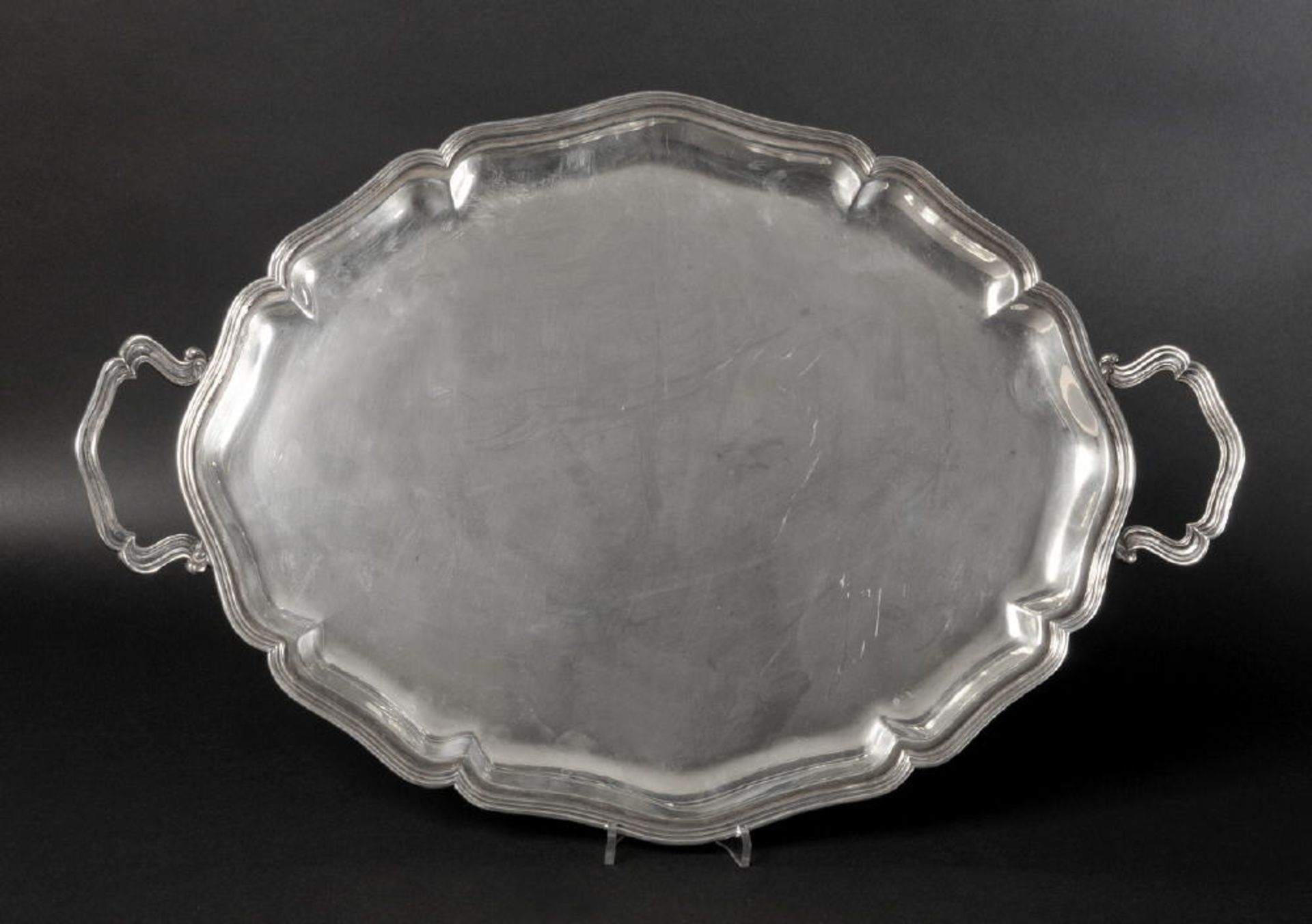 Henkelplatte800 Silber, 1257 g, gestufter u. gewellter Rand, 2 geschw. Henkel, oval, 55 x 36 cm
