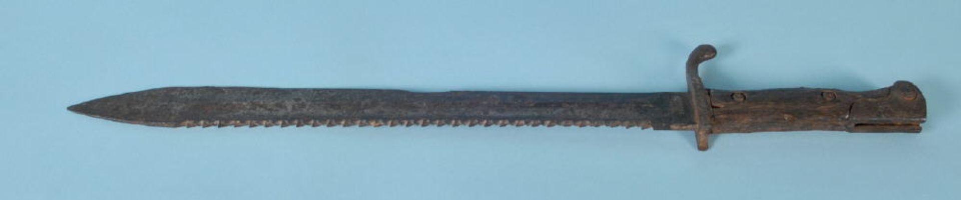 Macheten-Bajonett, Nr. 98/05Schmiedeeisen, Griffschalen Holz, Stahlklinge mit Sägerücken, L= 50