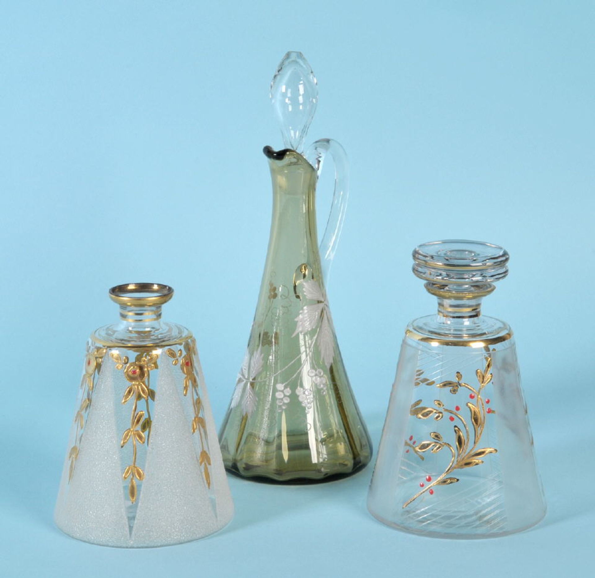 Karaffen, 3 Stückfarbloses Glas, handbemalt, versch. Formen u. Dekors, 2 mit Stöpseln, H= 13-25 cm