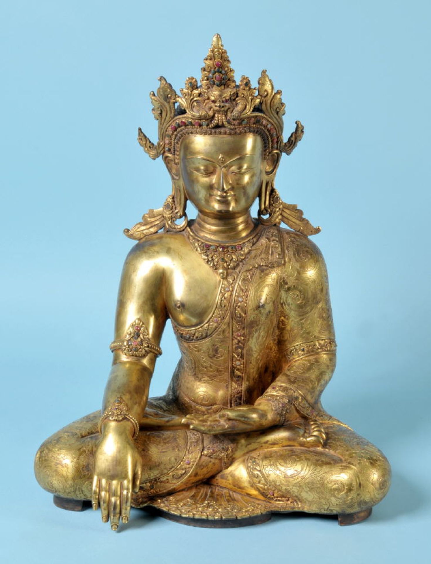 Sitzender Crown-Buddha (wohl Tathagata Aksobhya)Kupfer, mehrfach feuervergoldet, reich