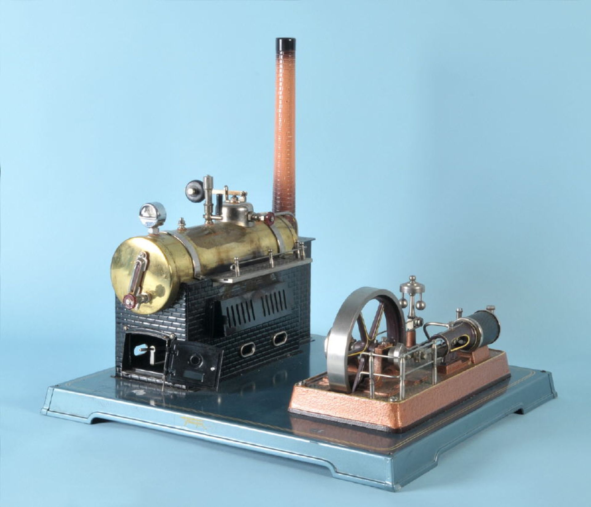 Fleischmann - Dampfmaschine, Nr. 135/2Metall, auf Sockelplatte, 39 x 42 x 37 cm