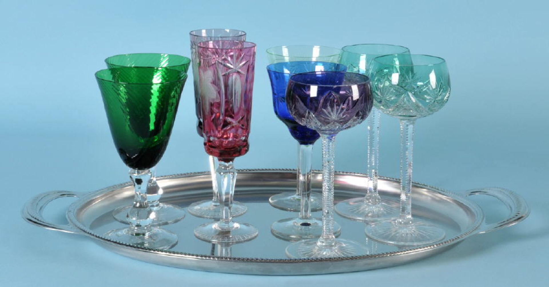 Fußgläser, 9 Stück auf Tablettfarbloses Glas/Kristall, Kelche mit Überfang in versch. Farben,