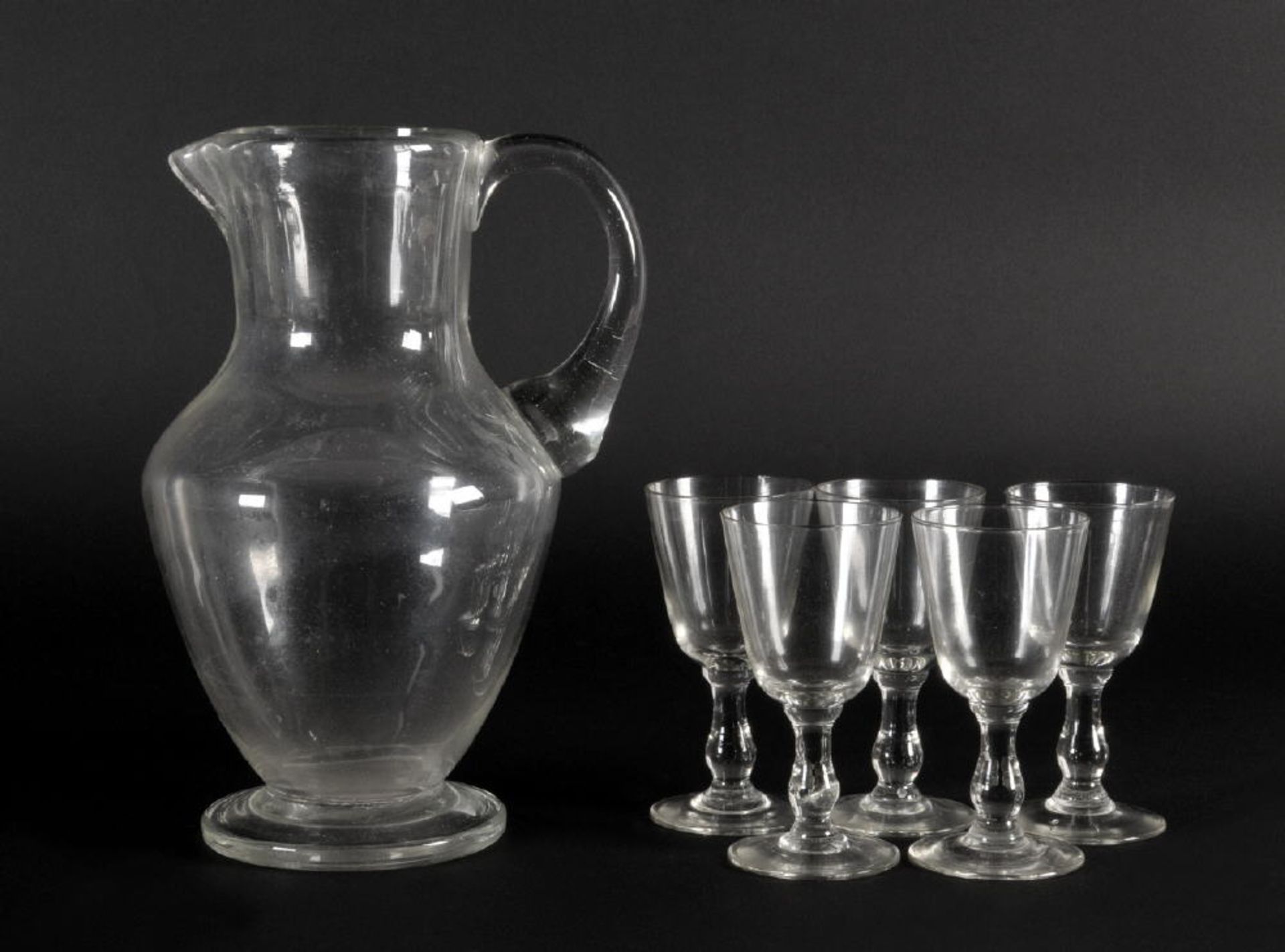 Henkelkanne mit 5 Gläsernfarbloses Glas, Kanne: Balusterform, H= 23,5 cm, Gläser: Rundfuß,