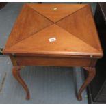 Triangulated card table