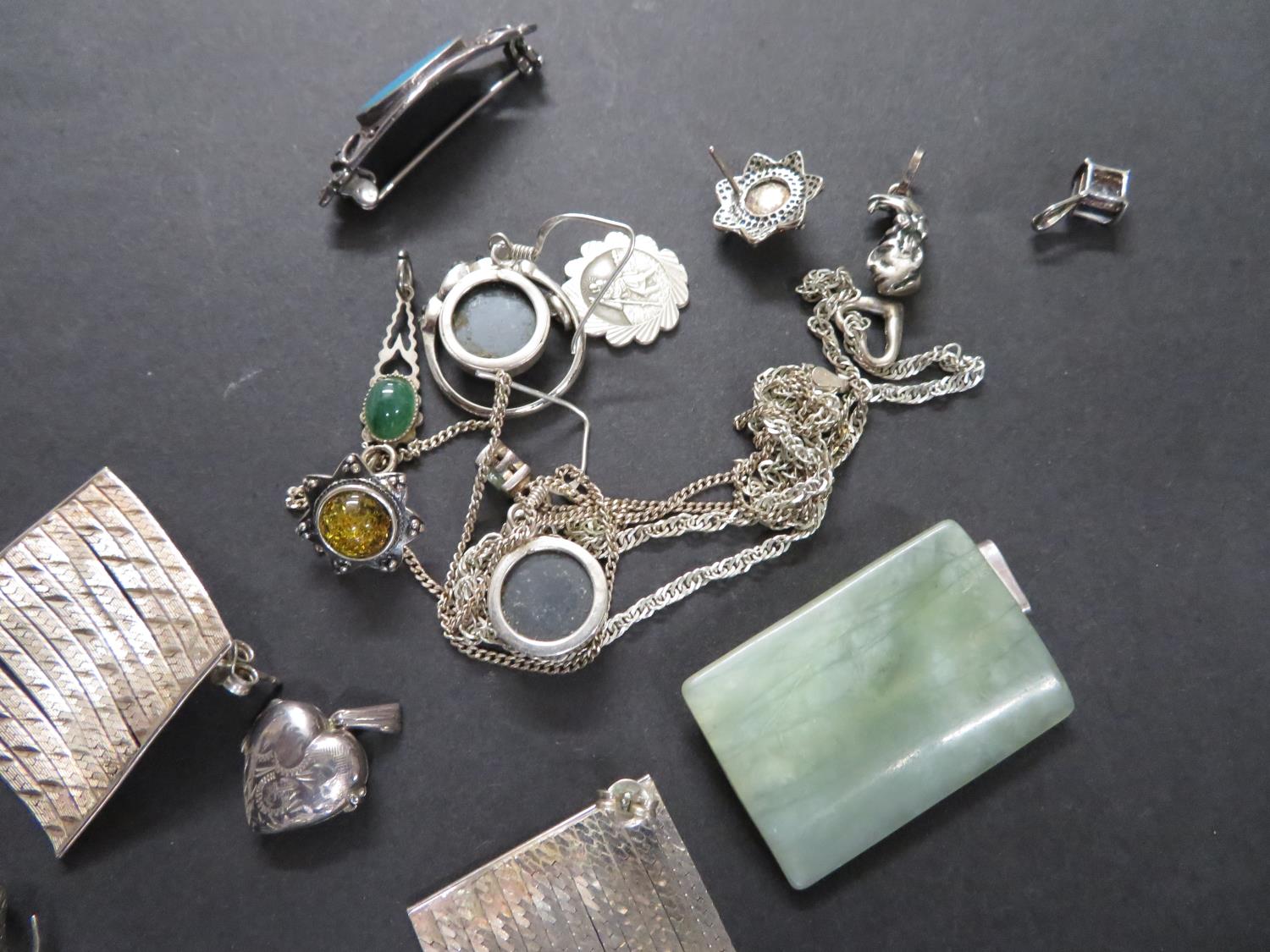 Collection of silver jewellery and jade pendants - Bild 2 aus 2