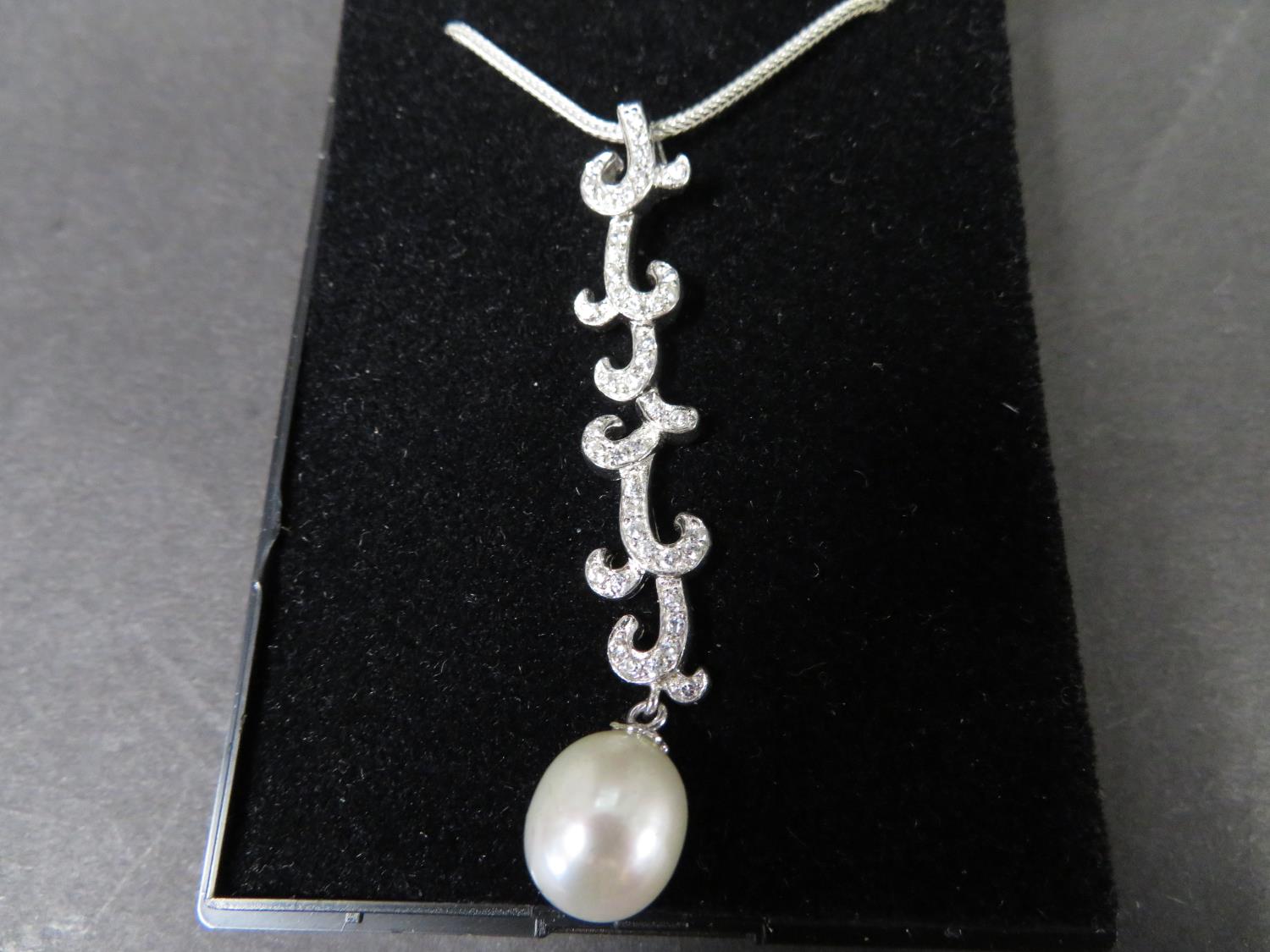 Silver and cultured pearl pendant on an 18" silver foxtail link chain. Weight 6g - Image 2 of 2