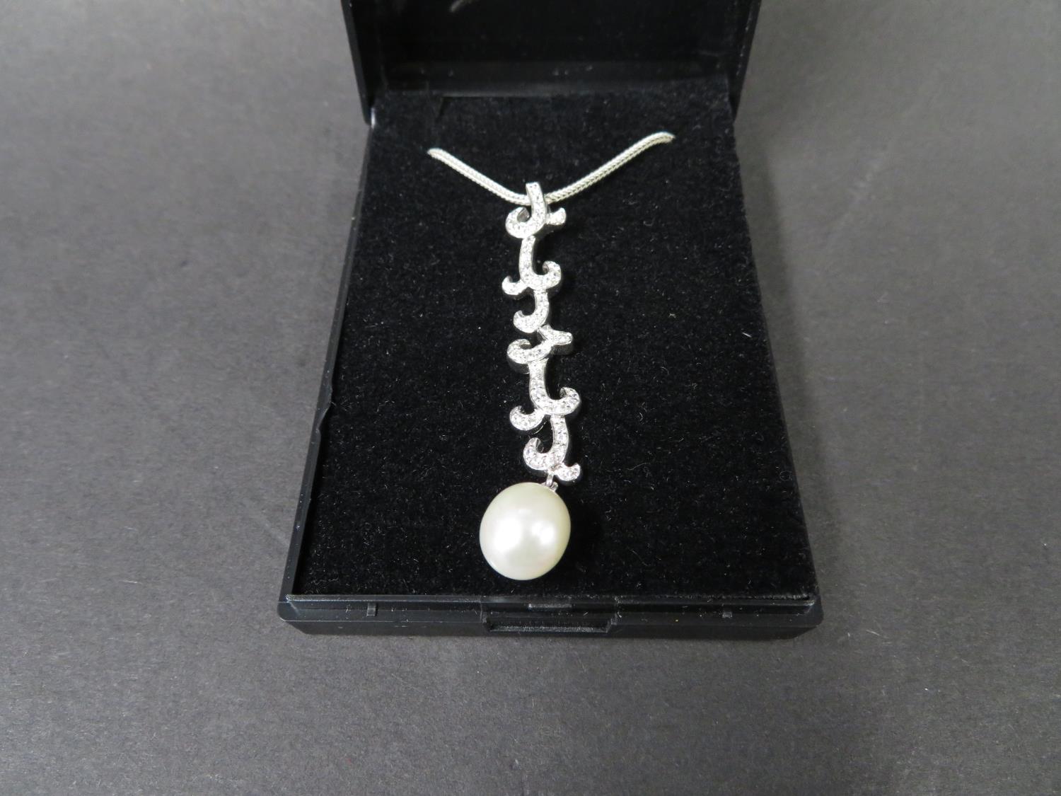 Silver and cultured pearl pendant on an 18" silver foxtail link chain. Weight 6g