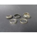 Russian wedding ring and 4 other rings. All silver. Weight 20g