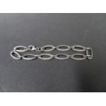 Lady's silver bracelet alternate graduated links, fully hallmarked. Length 7 1/4", weight 10g