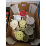 Box containing 7x shaving cups