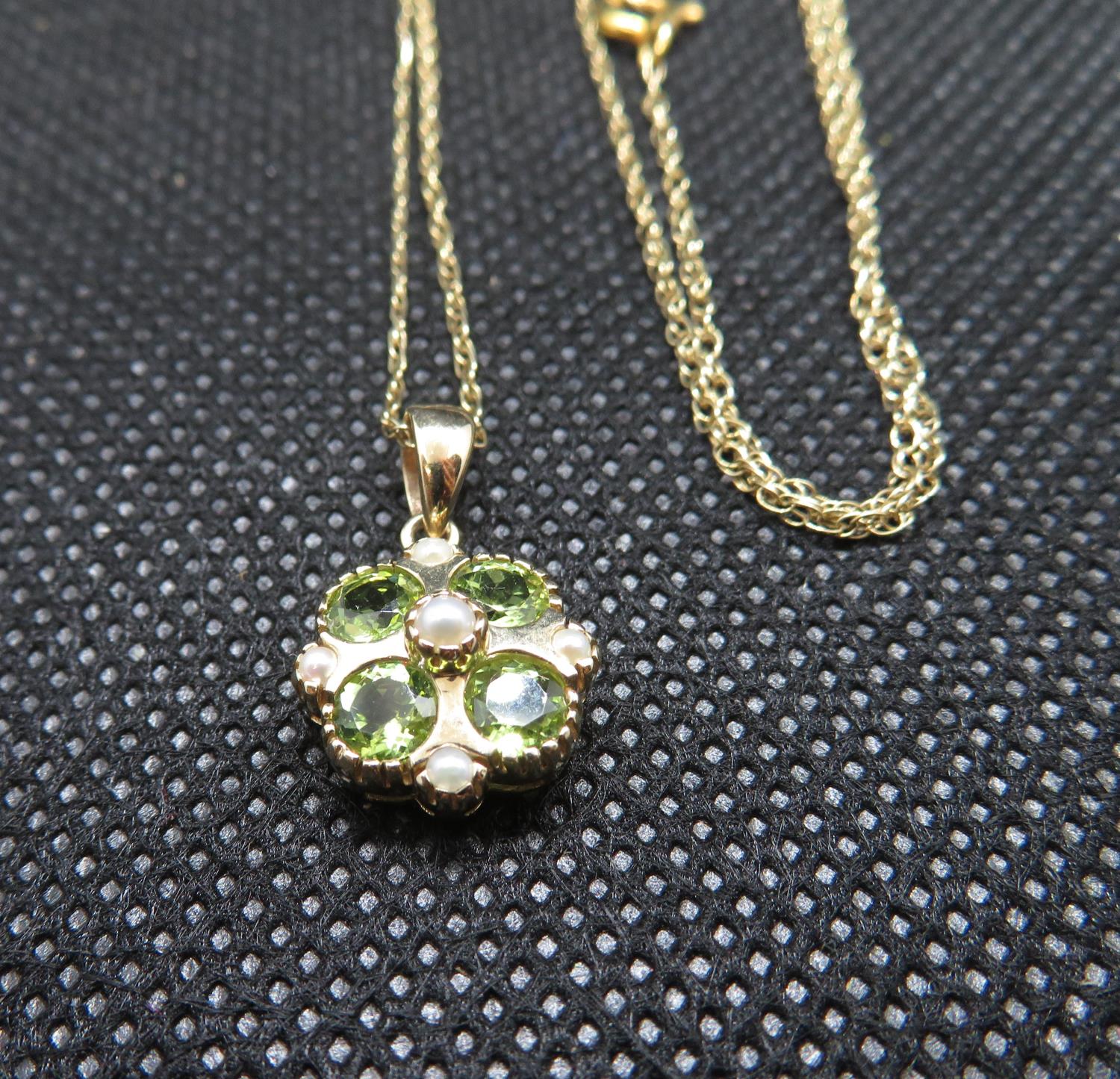 9ct gold peridot and pearl pendant on 9ct gold chain - Image 2 of 2