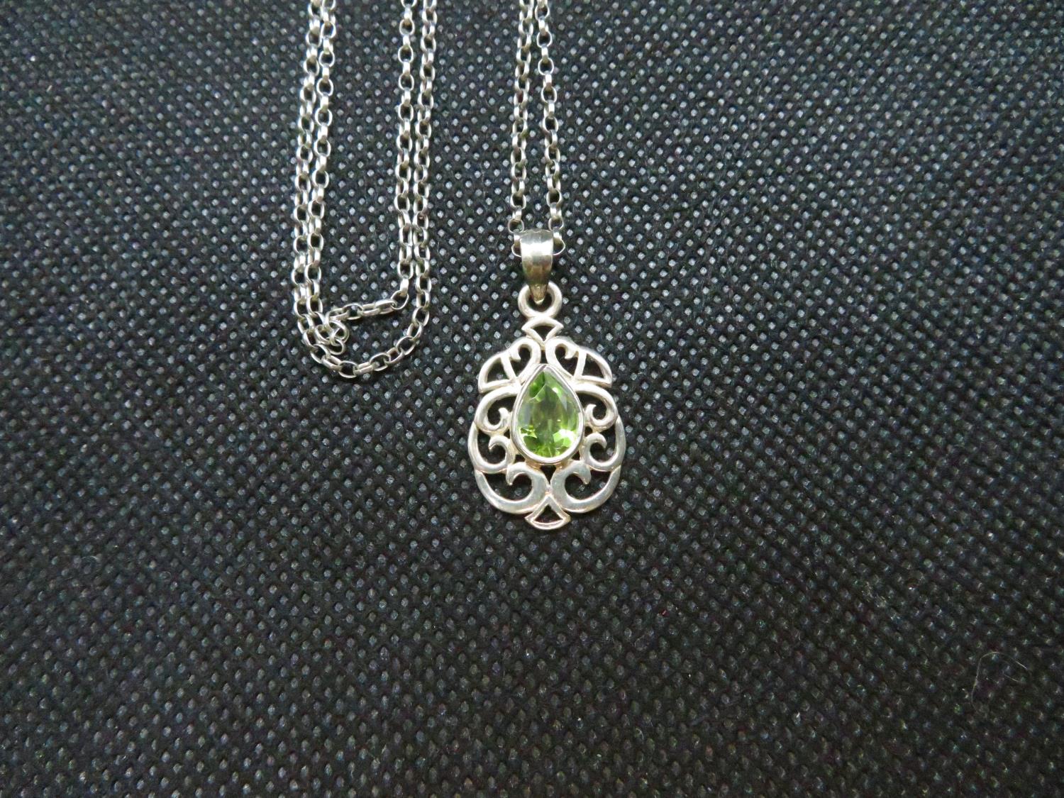 Pretty silver pendant set with peridot stone on 18" silver baby belcher link chain - Image 2 of 2