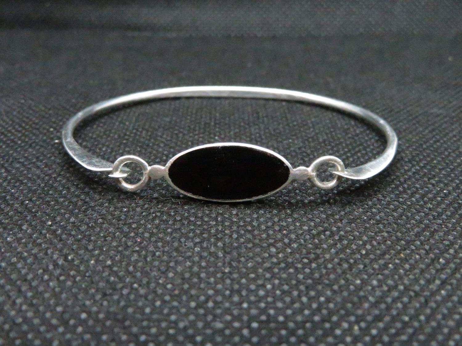 Silver bangle set with oval black onyx stone stamped 925 6.5grams