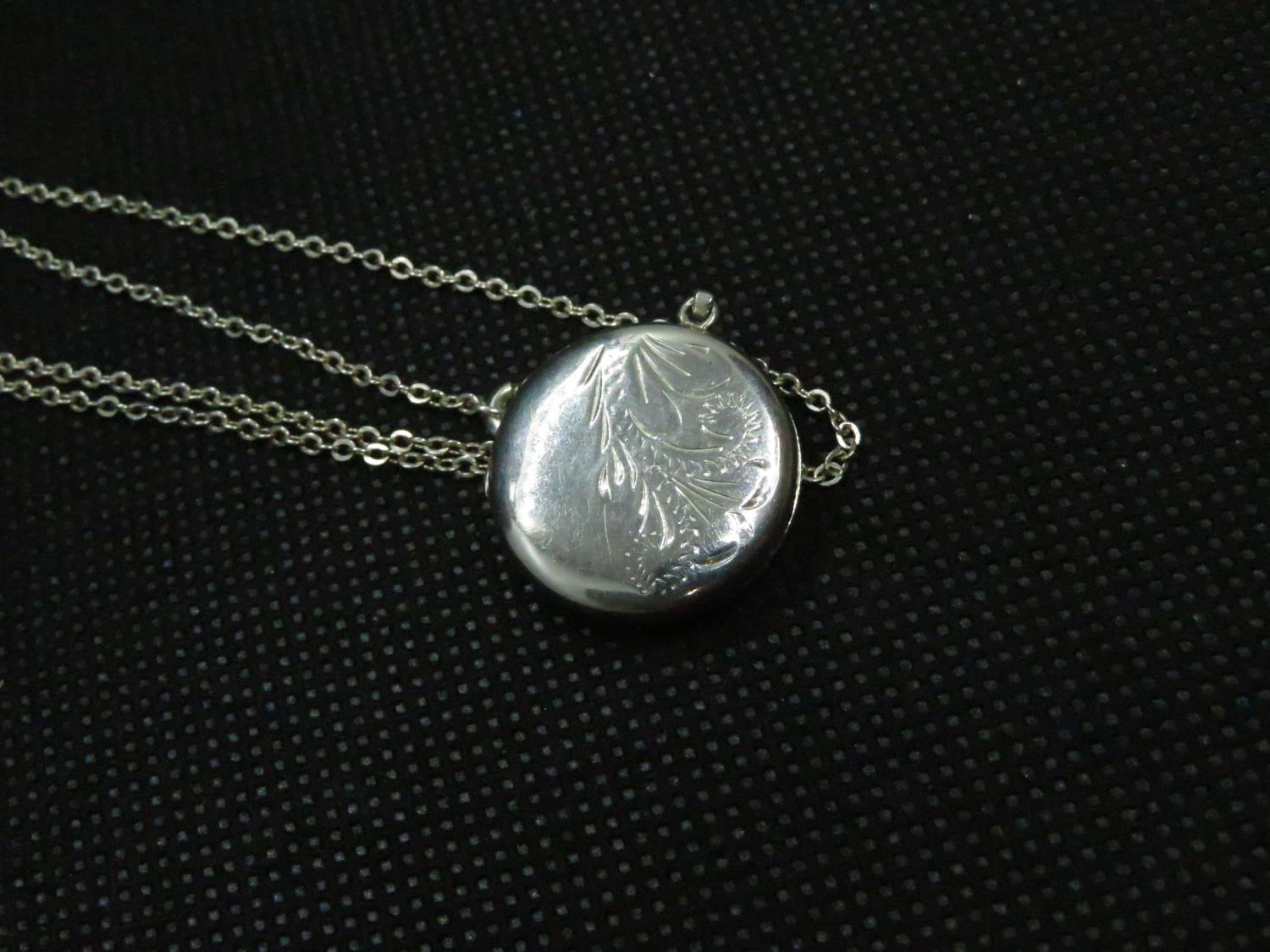 Vantage silver locket stamped silver on 18" silver trace link chain 5.7grams - Image 2 of 2