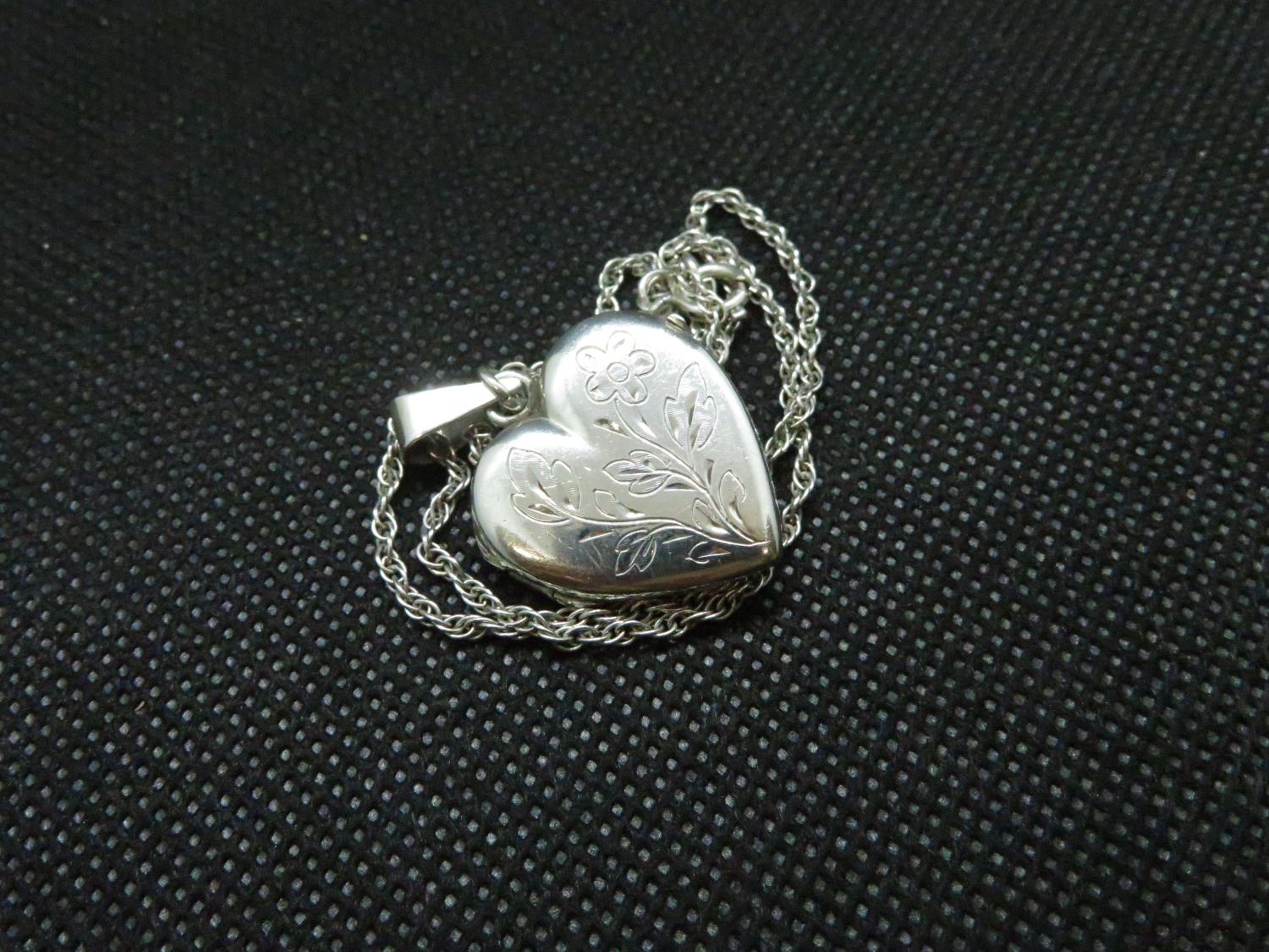 Vintage silver heart shaped locket on 20" silver Prince of Wales link chain 9grams - Image 2 of 2