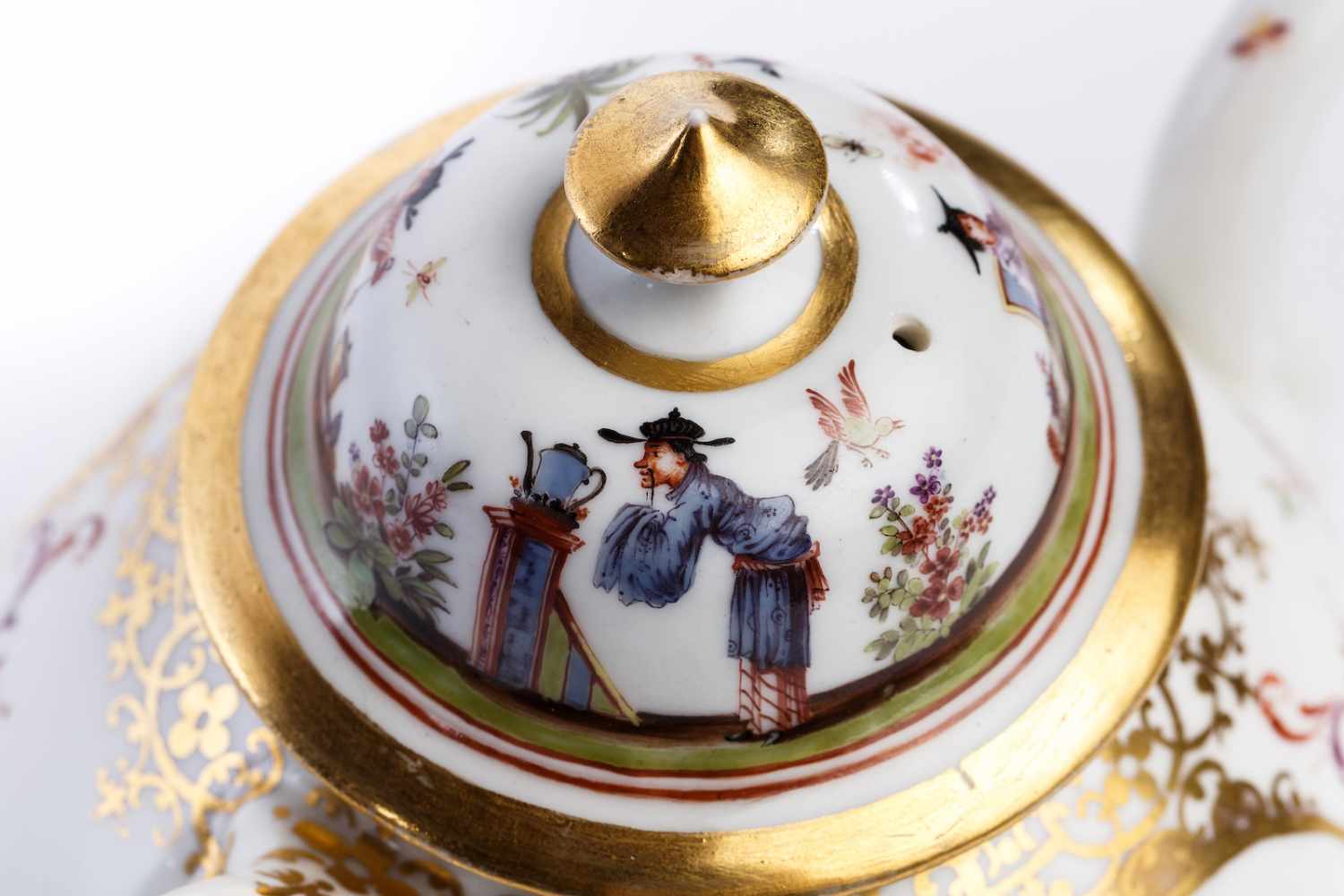 Teekanne, Meissen 1723/24Teekanne, Meissen 1723/24, balusterförmiger Korpus bemalt mit - Image 3 of 4