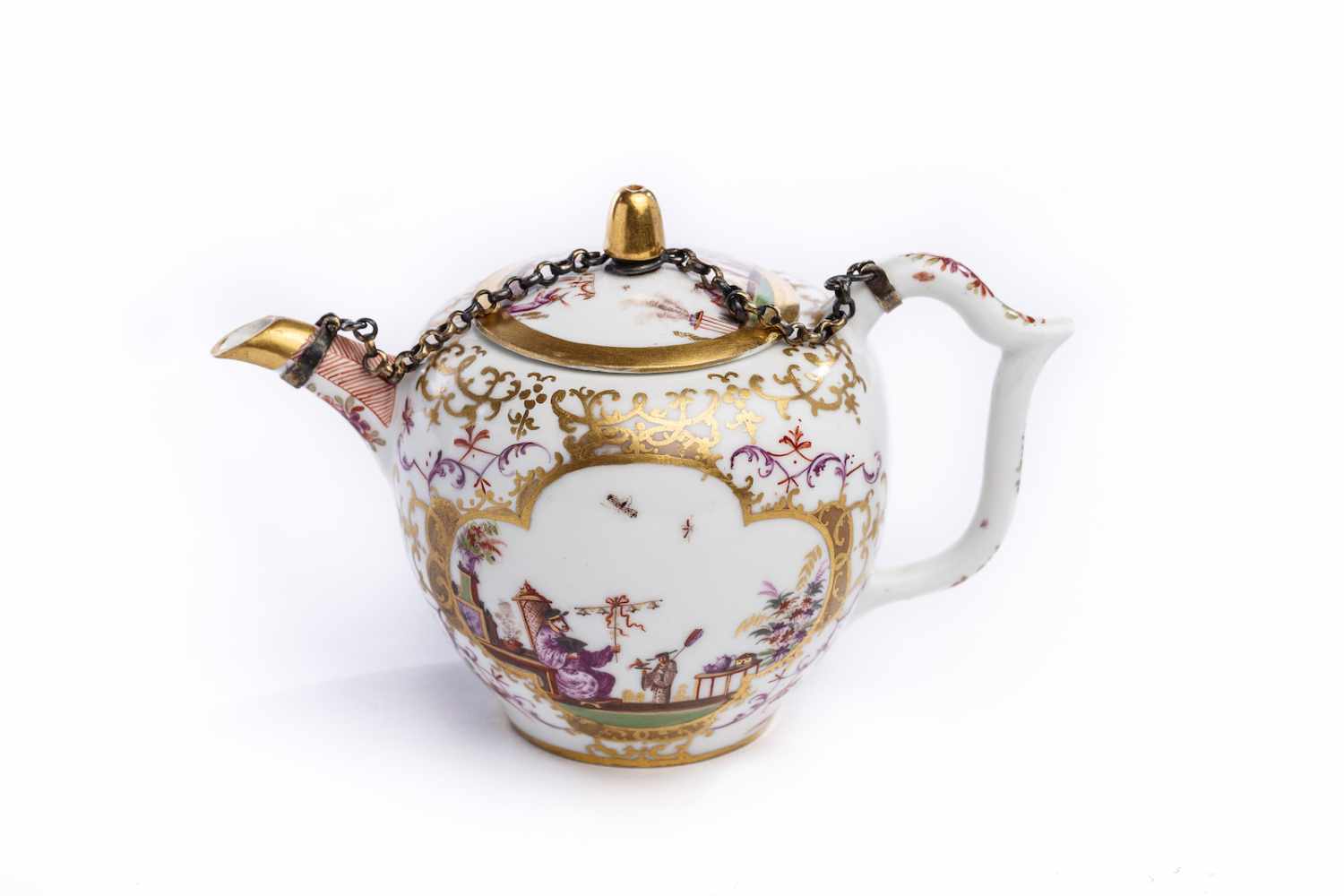 Teekanne, Meissen 1720/25Teekanne mit montierter Kette, Meissen 1720/25, ohne Marke Goldbuchstabe "