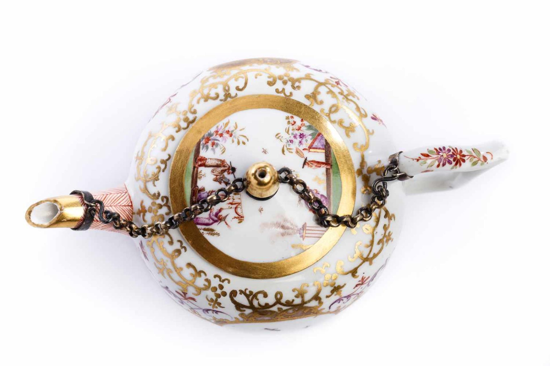 Teekanne, Meissen 1720/25Teekanne mit montierter Kette, Meissen 1720/25, ohne Marke Goldbuchstabe " - Bild 2 aus 4