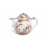 Teekanne, Meissen 1723/24Teekanne mit montierter Kette, Meissen 1723/24, reich bemalt mit