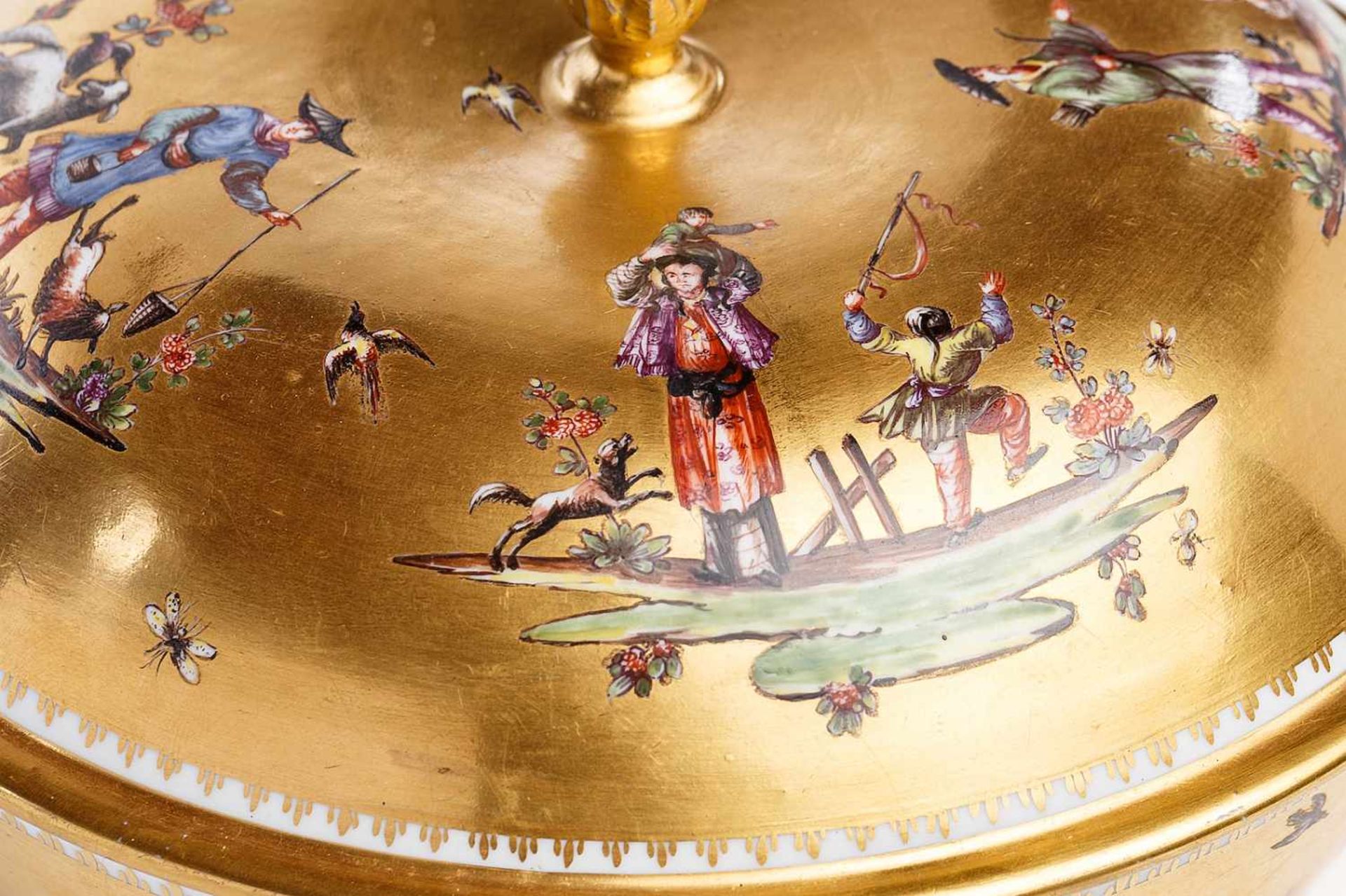 Seltene dreiteilige Deckelterrine, Meissen 1730/35 Écuelle mit Unterschale, Chinoiserie Szenen, - Bild 2 aus 7