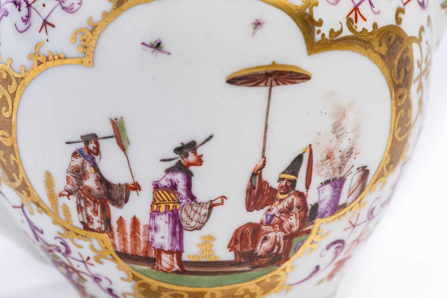 Teekanne, Meissen 1720/25Teekanne mit montierter Kette, Meissen 1720/25, ohne Marke Goldbuchstabe " - Image 3 of 4