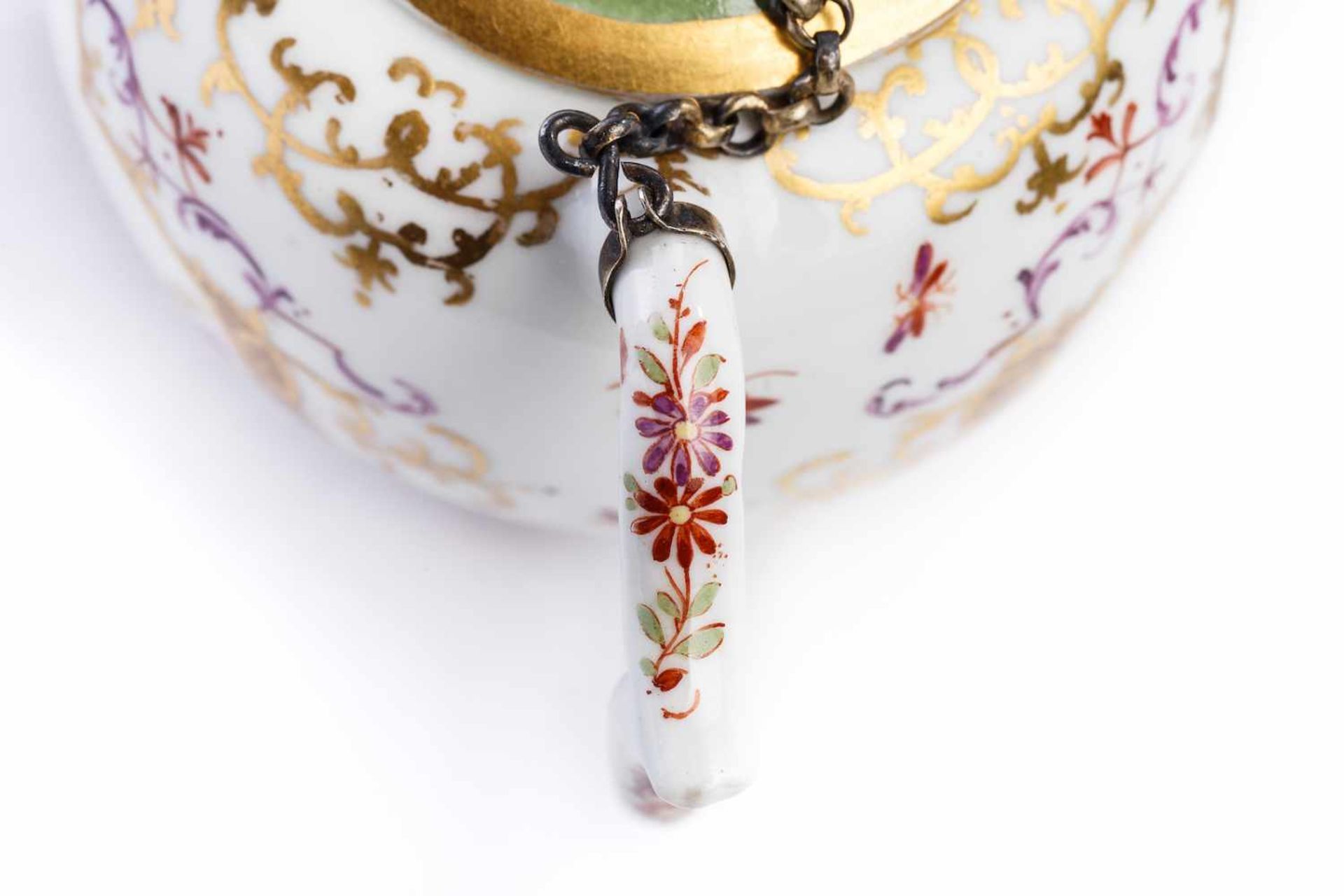 Teekanne, Meissen 1720/25Teekanne mit montierter Kette, Meissen 1720/25, ohne Marke Goldbuchstabe " - Bild 4 aus 4