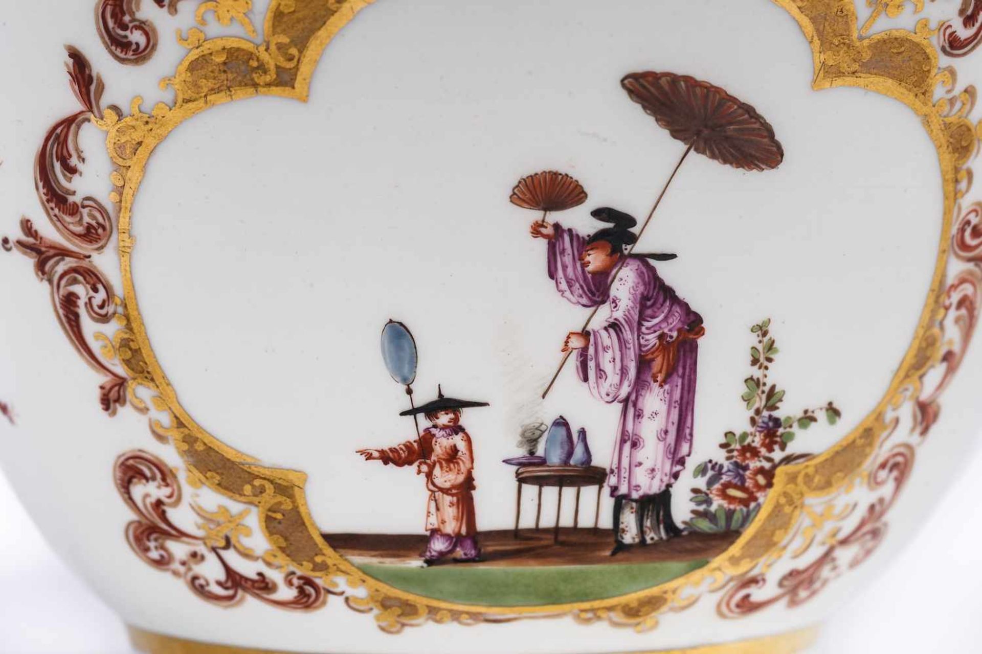 Kumme, Meissen 1725Kumme, Meissen 1725, fein gemalte Chinoiserie Szenen in Goldkartuschen, ohne - Bild 5 aus 5