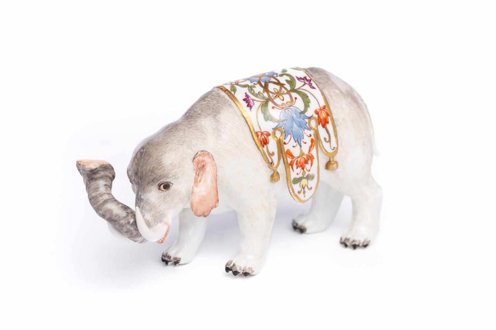 Kleiner Elefant, Meissen 1745Kleiner Elefant, Meissen 1745, Elefant mit nach vorne gehobenem Rüssel,