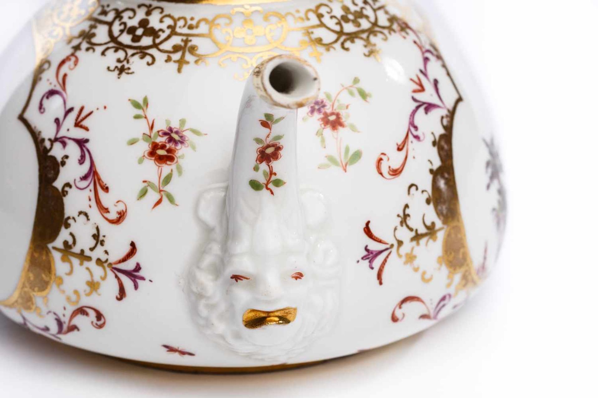 Teekanne, Meissen 1723/24Teekanne, Meissen 1723/24, balusterförmiger Korpus bemalt mit - Bild 4 aus 4