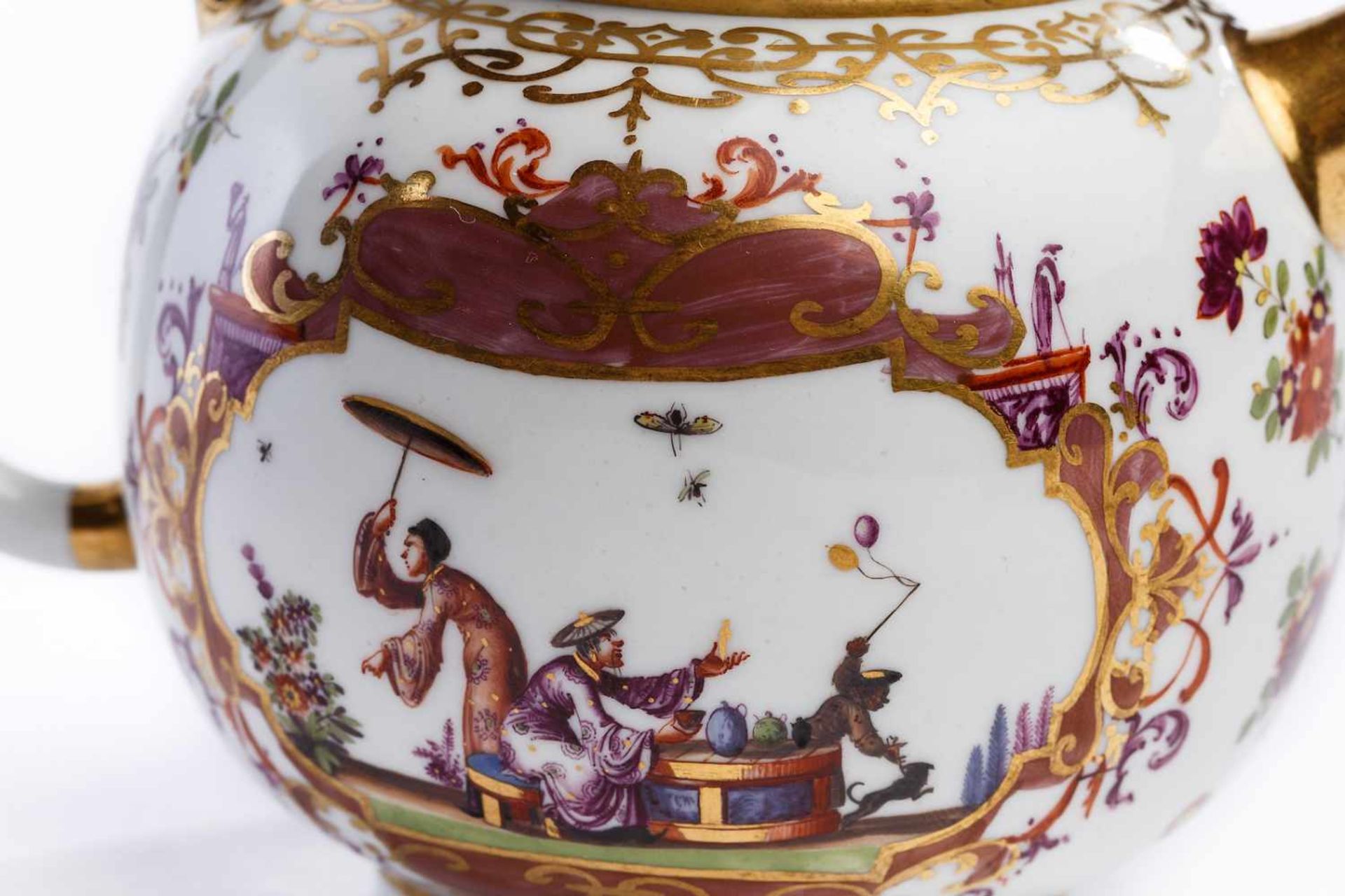 Teekanne, Meissen 1723/24Seltene Teekanne, Meissen 1723/24, balusterförmig mit Ohrhenkel, - Bild 3 aus 4