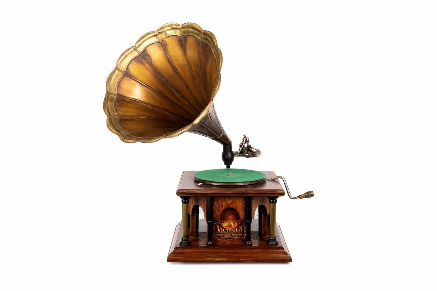 Grammophon Holzgrammophon mit Messingtrichter, erstes Drittel 20. Jh., Gesamthöhe 76 cm,