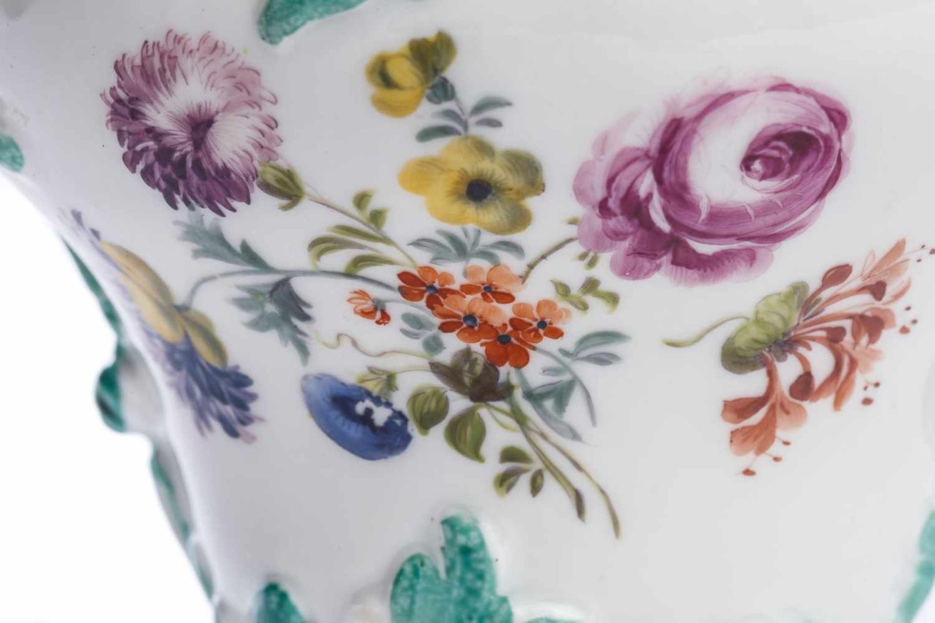 Vase mit Blumen, Meissen 1750Vase mit Blumen, Meissen 1750, Balusterförmige Vase mit plastischen - Bild 6 aus 6