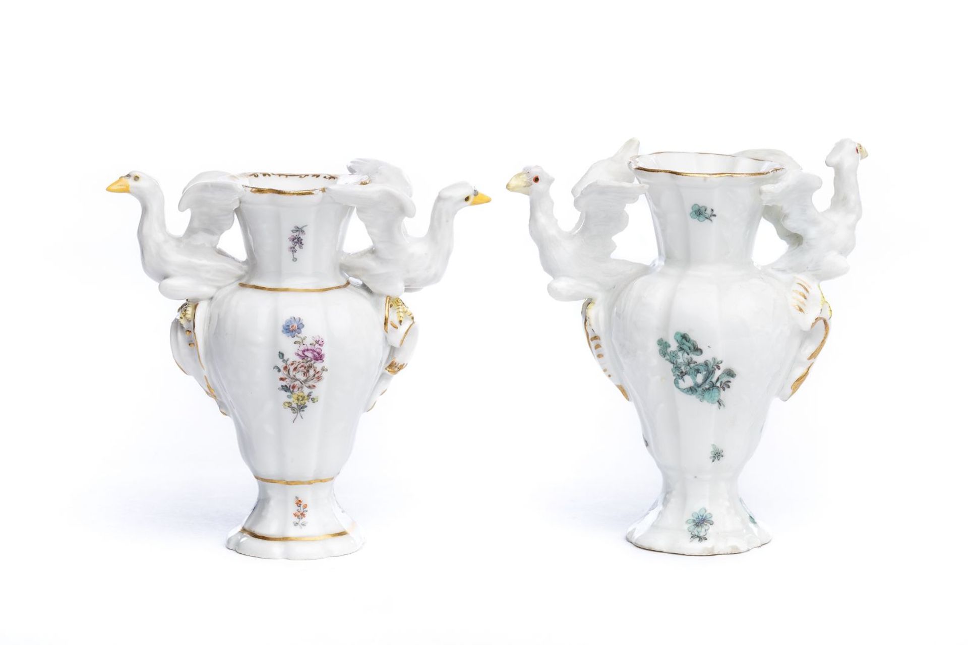 2 kleine Porzellan Vasen, Meissen 17502 kleine Porzellan Vasen, Meissen 1750, bauchiger Korpus