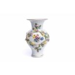 Vase "Vergissmeinnicht Relief mit Blumen", Meissen 1750Vase "Vergissmeinnicht Relief mit Blumen",